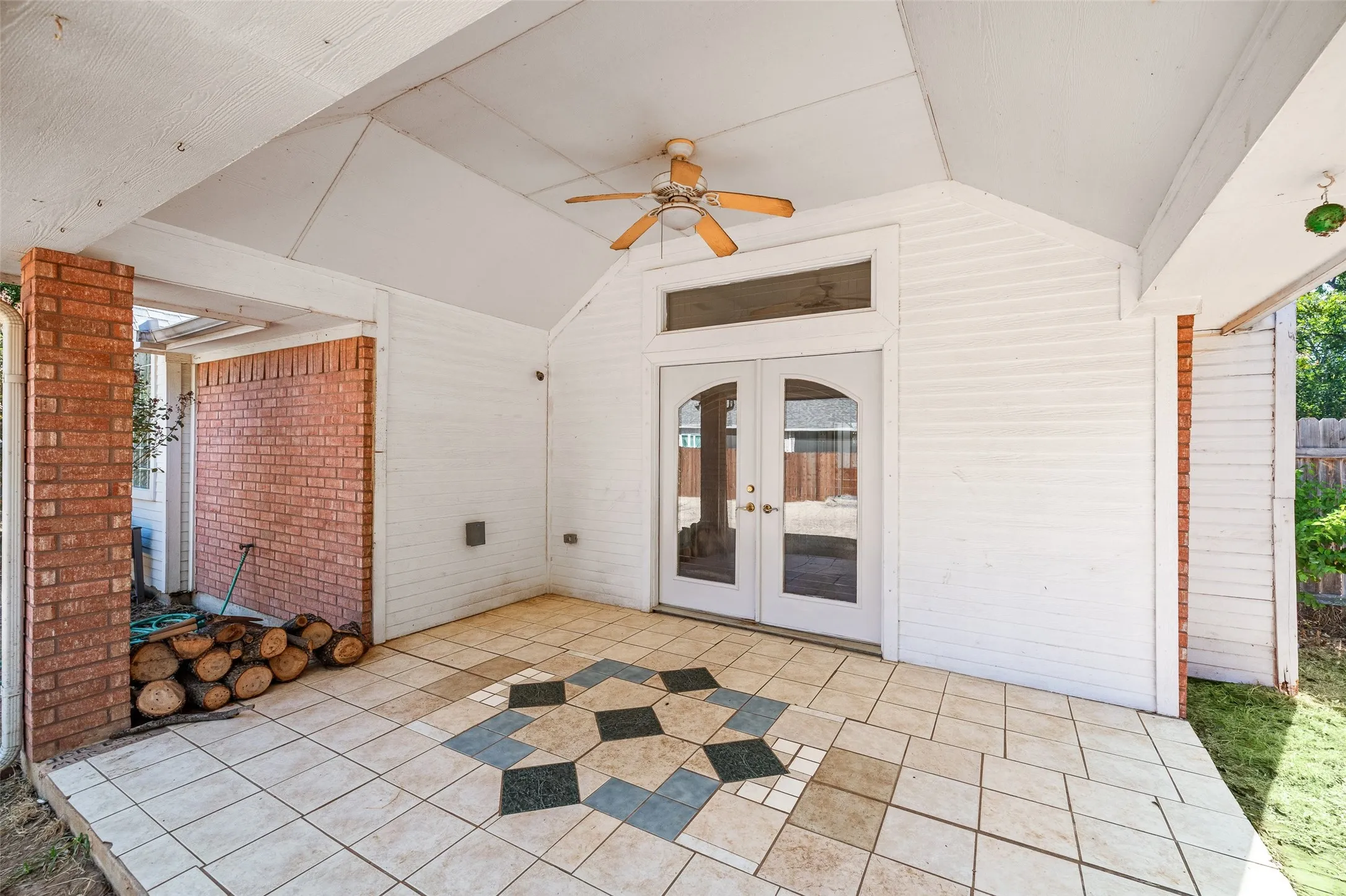 Single Family Residence For Sale in Hood County , 8816 The Briers Court, Granbury, Texas 76049, 3 Bedroom, 2 Bathroom, 2 Garage spaces, 1,962 Sqft, built in 2000, mls#21392673, Real Estate Agent in Granbury, Homes For Sale in Hood county, Homes For Sale in Granbury, Realtor in Granbury Texas, Real Estate Brokerage Independent Realty Texas, Luminita Cordes Realtor