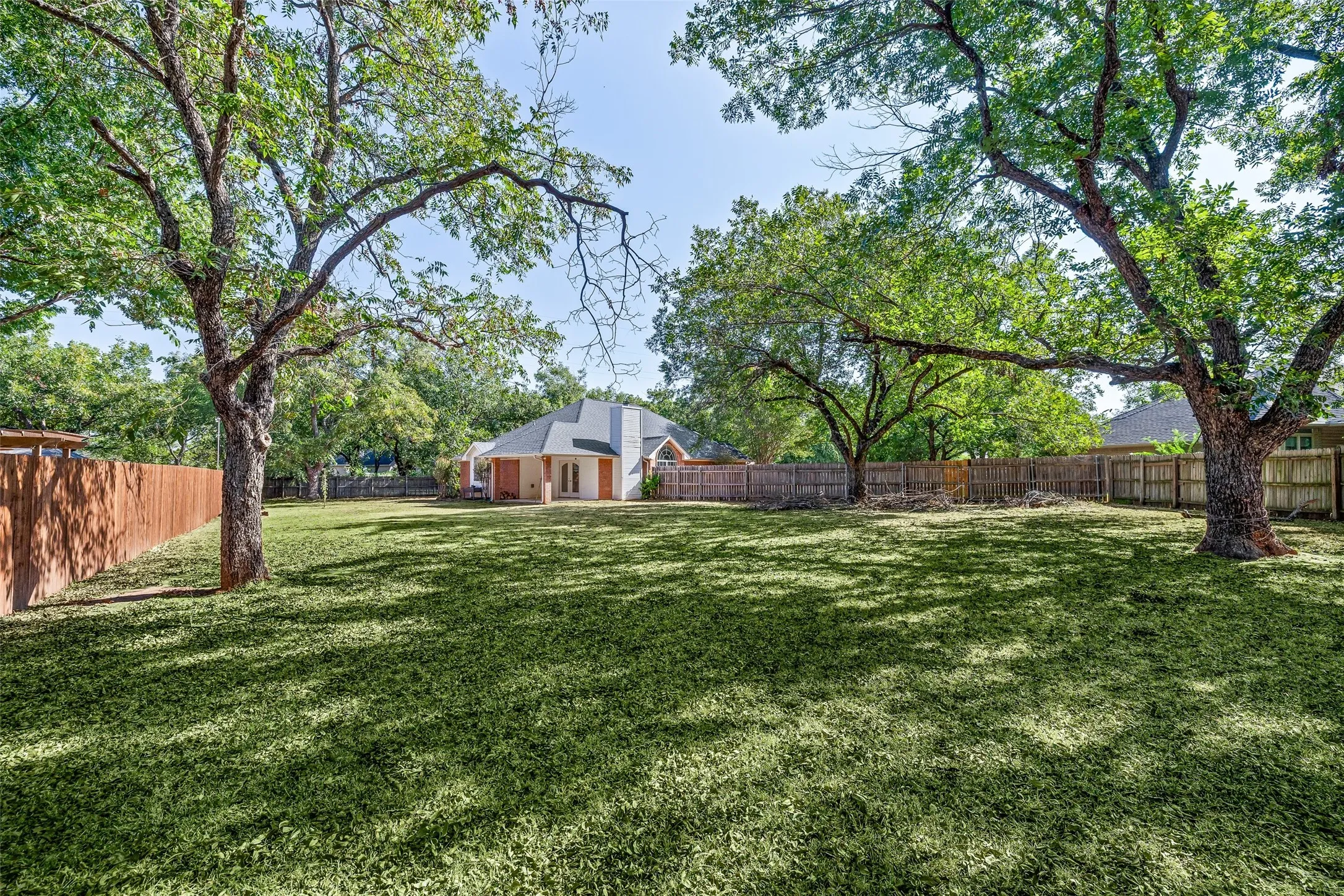 Single Family Residence For Sale in Hood County , 8816 The Briers Court, Granbury, Texas 76049, 3 Bedroom, 2 Bathroom, 2 Garage spaces, 1,962 Sqft, built in 2000, mls#21392673, Real Estate Agent in Granbury, Homes For Sale in Hood county, Homes For Sale in Granbury, Realtor in Granbury Texas, Real Estate Brokerage Independent Realty Texas, Luminita Cordes Realtor