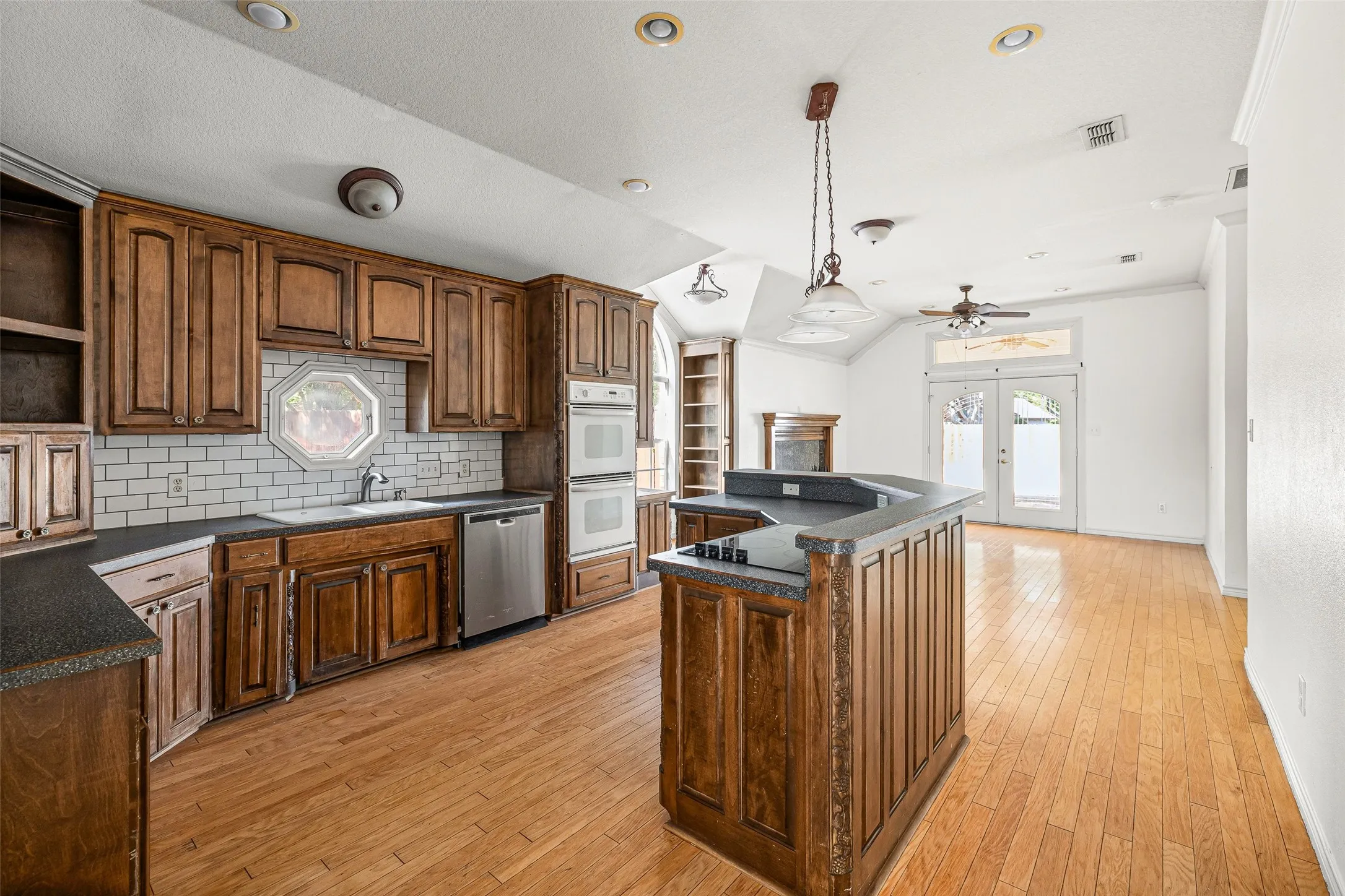 Single Family Residence For Sale in Hood County , 8816 The Briers Court, Granbury, Texas 76049, 3 Bedroom, 2 Bathroom, 2 Garage spaces, 1,962 Sqft, built in 2000, mls#21392673, Real Estate Agent in Granbury, Homes For Sale in Hood county, Homes For Sale in Granbury, Realtor in Granbury Texas, Real Estate Brokerage Independent Realty Texas, Luminita Cordes Realtor