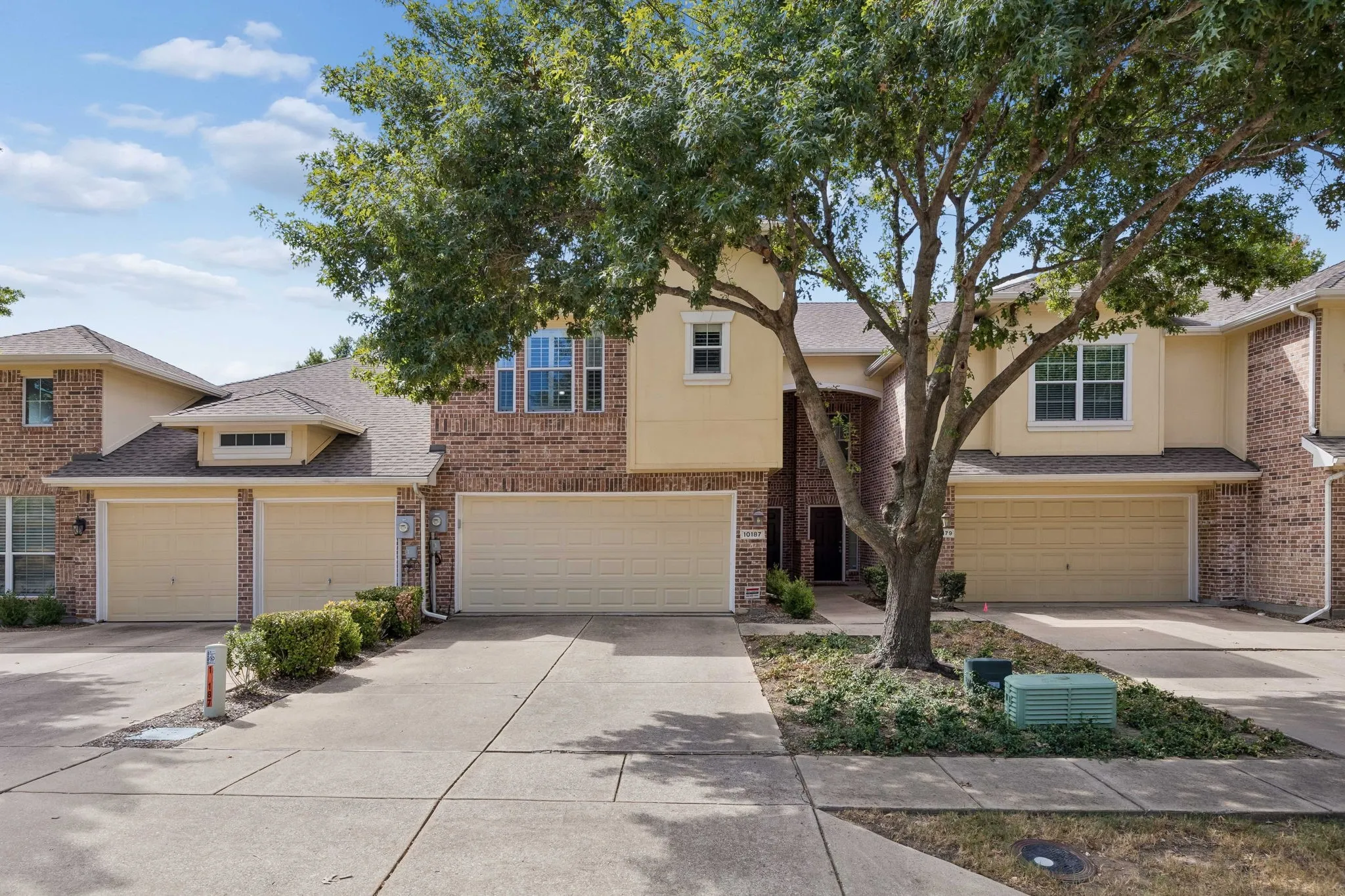 Townhouse For Sale in Collin County , 10187 Summit Run Drive, Frisco, Texas 75035, 3 Bedroom, 3 Bathroom, 2 Garage spaces, 1,706 Sqft, built in 2005, mls#21380304, Real Estate Agent in Frisco, Homes For Sale in Collin county, Homes For Sale in Frisco, Realtor in Frisco Texas, Real Estate Brokerage Independent Realty Texas, Luminita Cordes Realtor