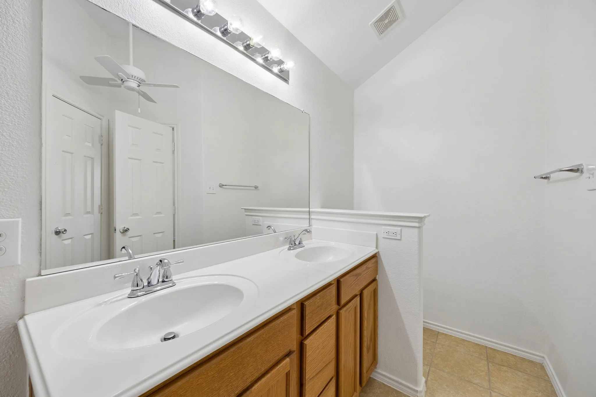 Townhouse For Sale in Collin County , 10187 Summit Run Drive, Frisco, Texas 75035, 3 Bedroom, 3 Bathroom, 2 Garage spaces, 1,706 Sqft, built in 2005, mls#21380304, Real Estate Agent in Frisco, Homes For Sale in Collin county, Homes For Sale in Frisco, Realtor in Frisco Texas, Real Estate Brokerage Independent Realty Texas, Luminita Cordes Realtor