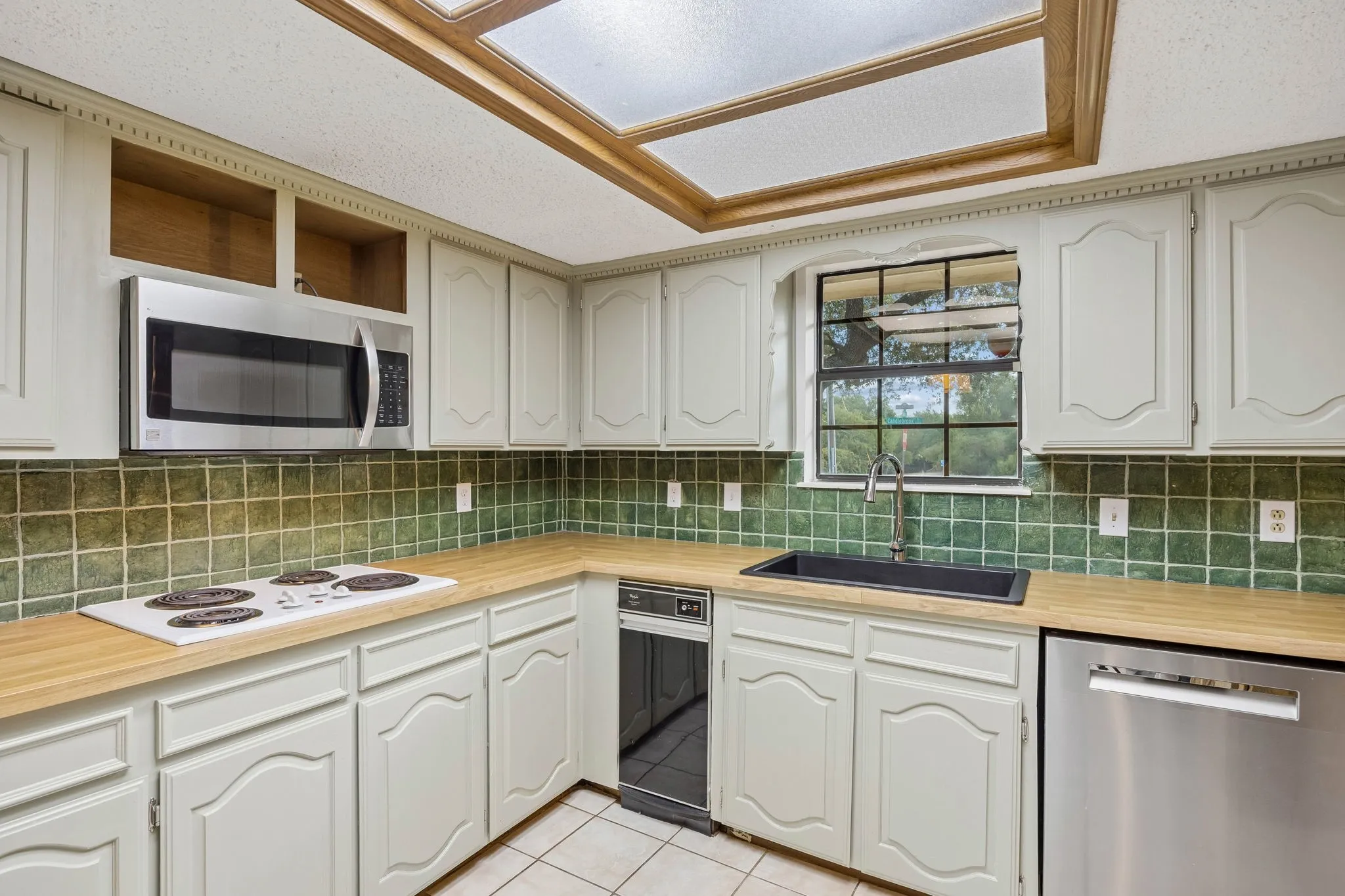 Single Family Residence For Sale in Dallas County , 10123 Candlebrook Drive, Dallas, Texas 75243, 4 Bedroom, 3 Bathroom, 2 Garage spaces, 2,587 Sqft, built in 1984, mls#21392345, Real Estate Agent in Dallas, Homes For Sale in Dallas county, Homes For Sale in Dallas, Realtor in Dallas Texas, Real Estate Brokerage Independent Realty Texas, Luminita Cordes Realtor
