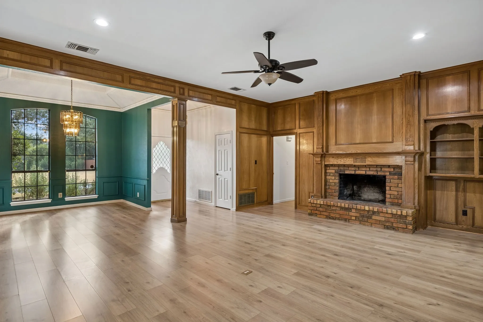 Single Family Residence For Sale in Dallas County , 10123 Candlebrook Drive, Dallas, Texas 75243, 4 Bedroom, 3 Bathroom, 2 Garage spaces, 2,587 Sqft, built in 1984, mls#21392345, Real Estate Agent in Dallas, Homes For Sale in Dallas county, Homes For Sale in Dallas, Realtor in Dallas Texas, Real Estate Brokerage Independent Realty Texas, Luminita Cordes Realtor