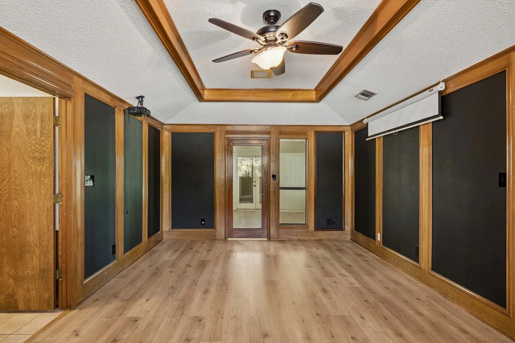 Single Family Residence For Sale in Dallas County , 10123 Candlebrook Drive, Dallas, Texas 75243, 4 Bedroom, 3 Bathroom, 2 Garage spaces, 2,587 Sqft, built in 1984, mls#21392345, Real Estate Agent in Dallas, Homes For Sale in Dallas county, Homes For Sale in Dallas, Realtor in Dallas Texas, Real Estate Brokerage Independent Realty Texas, Luminita Cordes Realtor
