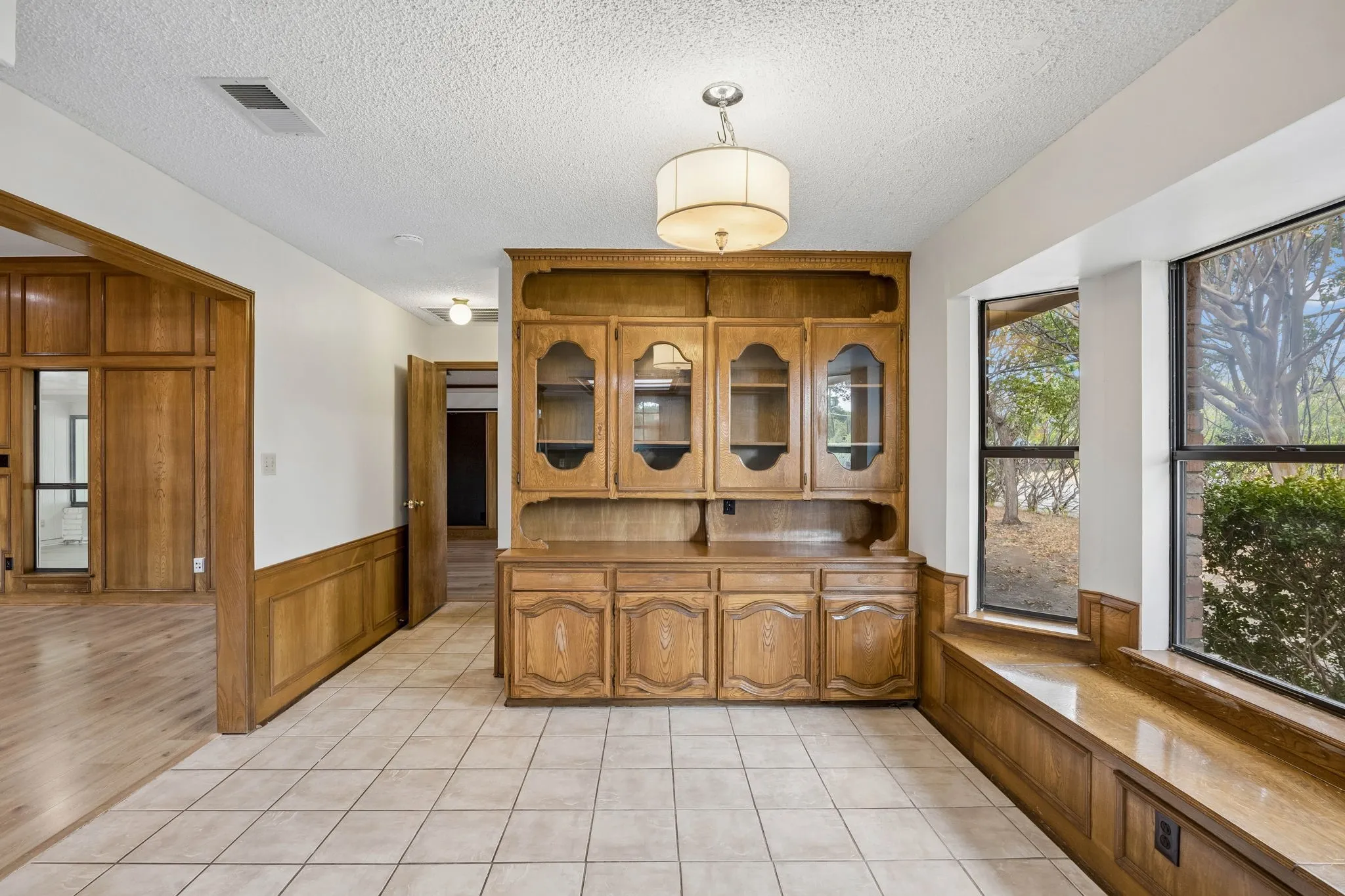 Single Family Residence For Sale in Dallas County , 10123 Candlebrook Drive, Dallas, Texas 75243, 4 Bedroom, 3 Bathroom, 2 Garage spaces, 2,587 Sqft, built in 1984, mls#21392345, Real Estate Agent in Dallas, Homes For Sale in Dallas county, Homes For Sale in Dallas, Realtor in Dallas Texas, Real Estate Brokerage Independent Realty Texas, Luminita Cordes Realtor