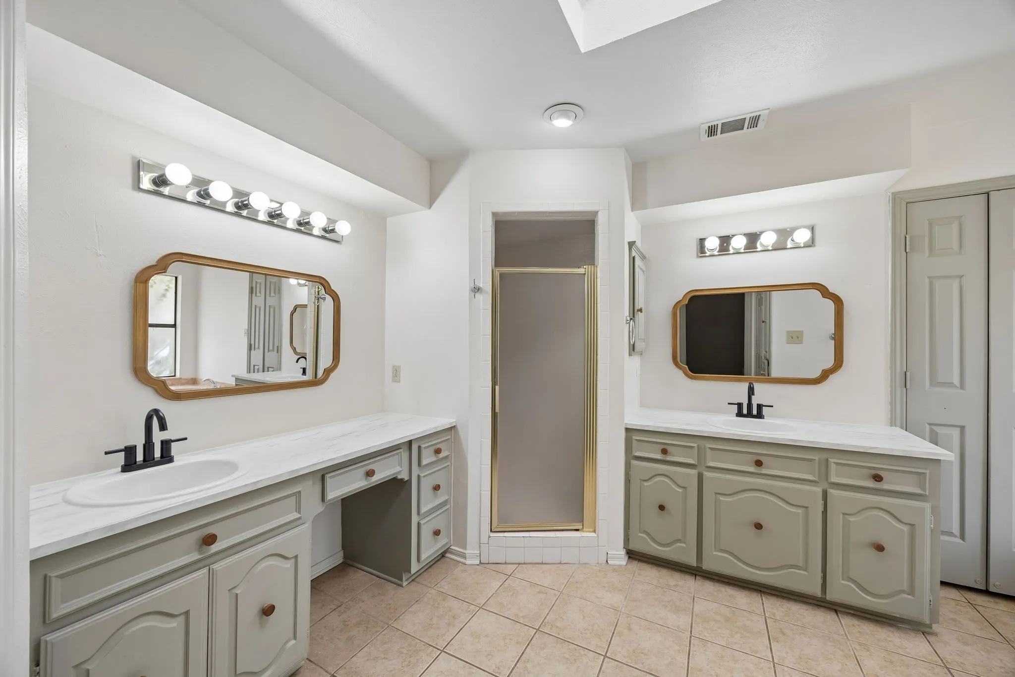 Single Family Residence For Sale in Dallas County , 10123 Candlebrook Drive, Dallas, Texas 75243, 4 Bedroom, 3 Bathroom, 2 Garage spaces, 2,587 Sqft, built in 1984, mls#21392345, Real Estate Agent in Dallas, Homes For Sale in Dallas county, Homes For Sale in Dallas, Realtor in Dallas Texas, Real Estate Brokerage Independent Realty Texas, Luminita Cordes Realtor