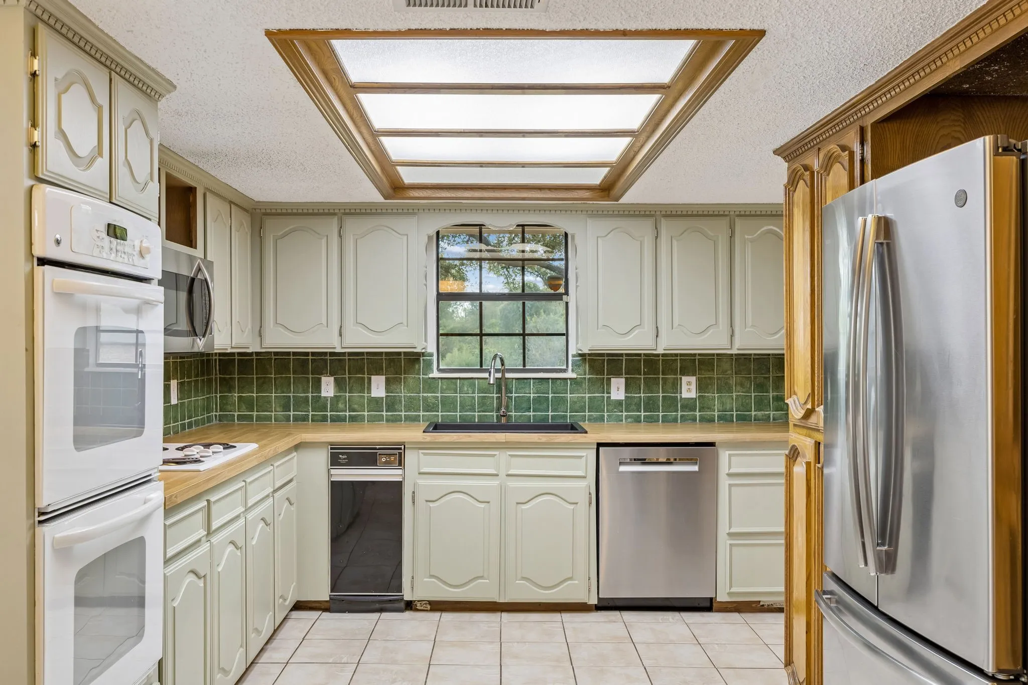 Single Family Residence For Sale in Dallas County , 10123 Candlebrook Drive, Dallas, Texas 75243, 4 Bedroom, 3 Bathroom, 2 Garage spaces, 2,587 Sqft, built in 1984, mls#21392345, Real Estate Agent in Dallas, Homes For Sale in Dallas county, Homes For Sale in Dallas, Realtor in Dallas Texas, Real Estate Brokerage Independent Realty Texas, Luminita Cordes Realtor