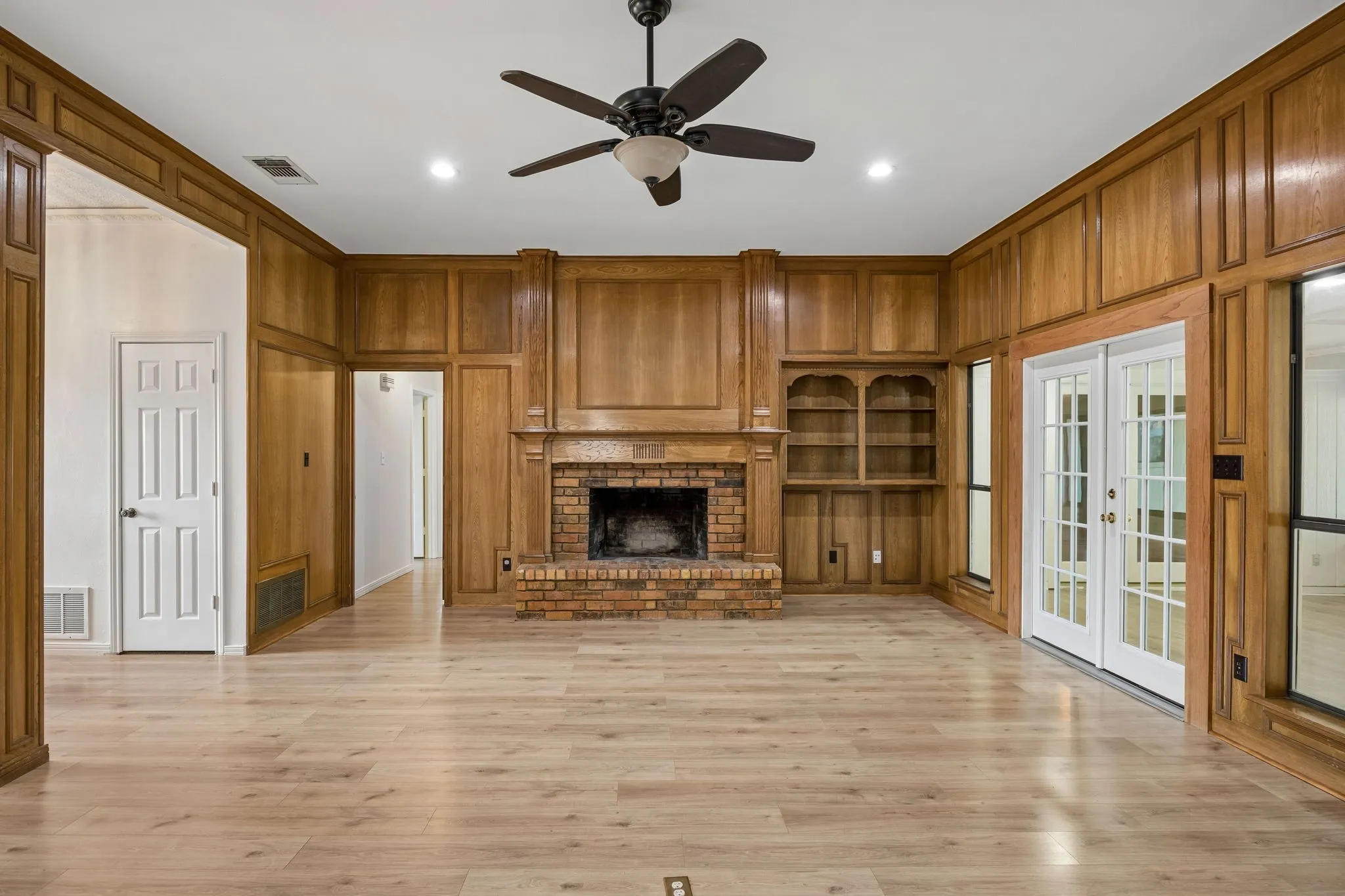 Single Family Residence For Sale in Dallas County , 10123 Candlebrook Drive, Dallas, Texas 75243, 4 Bedroom, 3 Bathroom, 2 Garage spaces, 2,587 Sqft, built in 1984, mls#21392345, Real Estate Agent in Dallas, Homes For Sale in Dallas county, Homes For Sale in Dallas, Realtor in Dallas Texas, Real Estate Brokerage Independent Realty Texas, Luminita Cordes Realtor