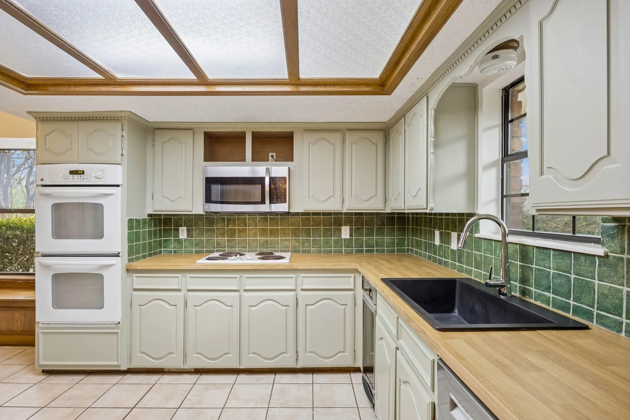 Single Family Residence For Sale in Dallas County , 10123 Candlebrook Drive, Dallas, Texas 75243, 4 Bedroom, 3 Bathroom, 2 Garage spaces, 2,587 Sqft, built in 1984, mls#21392345, Real Estate Agent in Dallas, Homes For Sale in Dallas county, Homes For Sale in Dallas, Realtor in Dallas Texas, Real Estate Brokerage Independent Realty Texas, Luminita Cordes Realtor