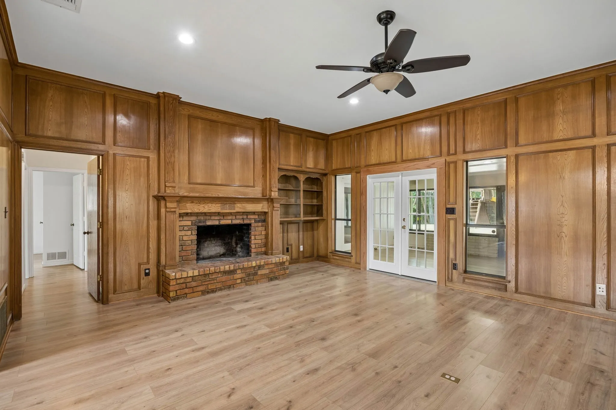 Single Family Residence For Sale in Dallas County , 10123 Candlebrook Drive, Dallas, Texas 75243, 4 Bedroom, 3 Bathroom, 2 Garage spaces, 2,587 Sqft, built in 1984, mls#21392345, Real Estate Agent in Dallas, Homes For Sale in Dallas county, Homes For Sale in Dallas, Realtor in Dallas Texas, Real Estate Brokerage Independent Realty Texas, Luminita Cordes Realtor