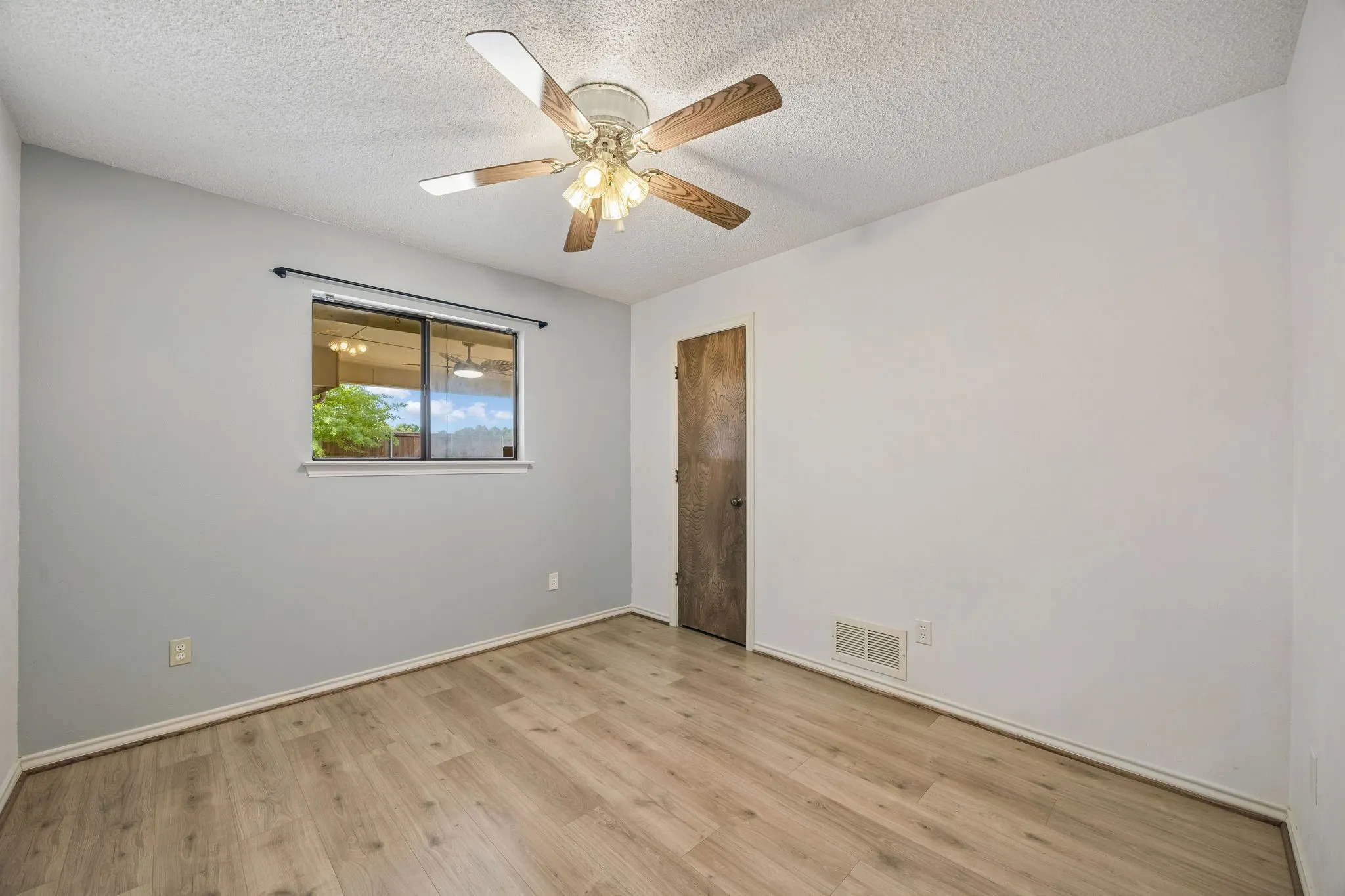 Single Family Residence For Sale in Dallas County , 10123 Candlebrook Drive, Dallas, Texas 75243, 4 Bedroom, 3 Bathroom, 2 Garage spaces, 2,587 Sqft, built in 1984, mls#21392345, Real Estate Agent in Dallas, Homes For Sale in Dallas county, Homes For Sale in Dallas, Realtor in Dallas Texas, Real Estate Brokerage Independent Realty Texas, Luminita Cordes Realtor