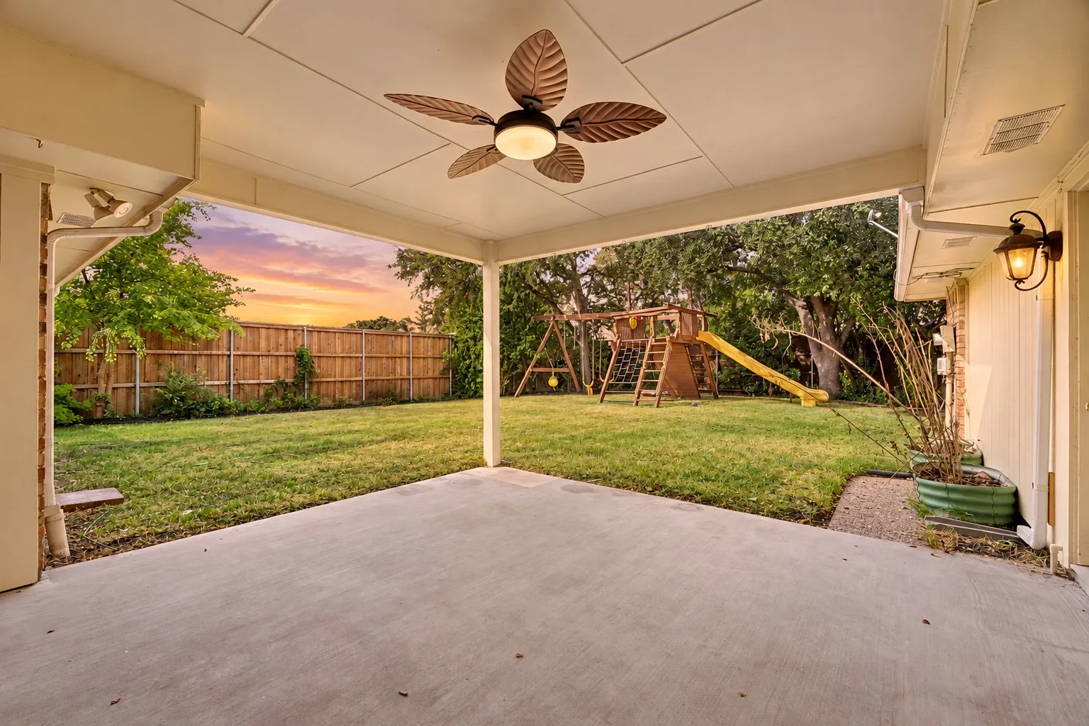 Single Family Residence For Sale in Dallas County , 10123 Candlebrook Drive, Dallas, Texas 75243, 4 Bedroom, 3 Bathroom, 2 Garage spaces, 2,587 Sqft, built in 1984, mls#21392345, Real Estate Agent in Dallas, Homes For Sale in Dallas county, Homes For Sale in Dallas, Realtor in Dallas Texas, Real Estate Brokerage Independent Realty Texas, Luminita Cordes Realtor
