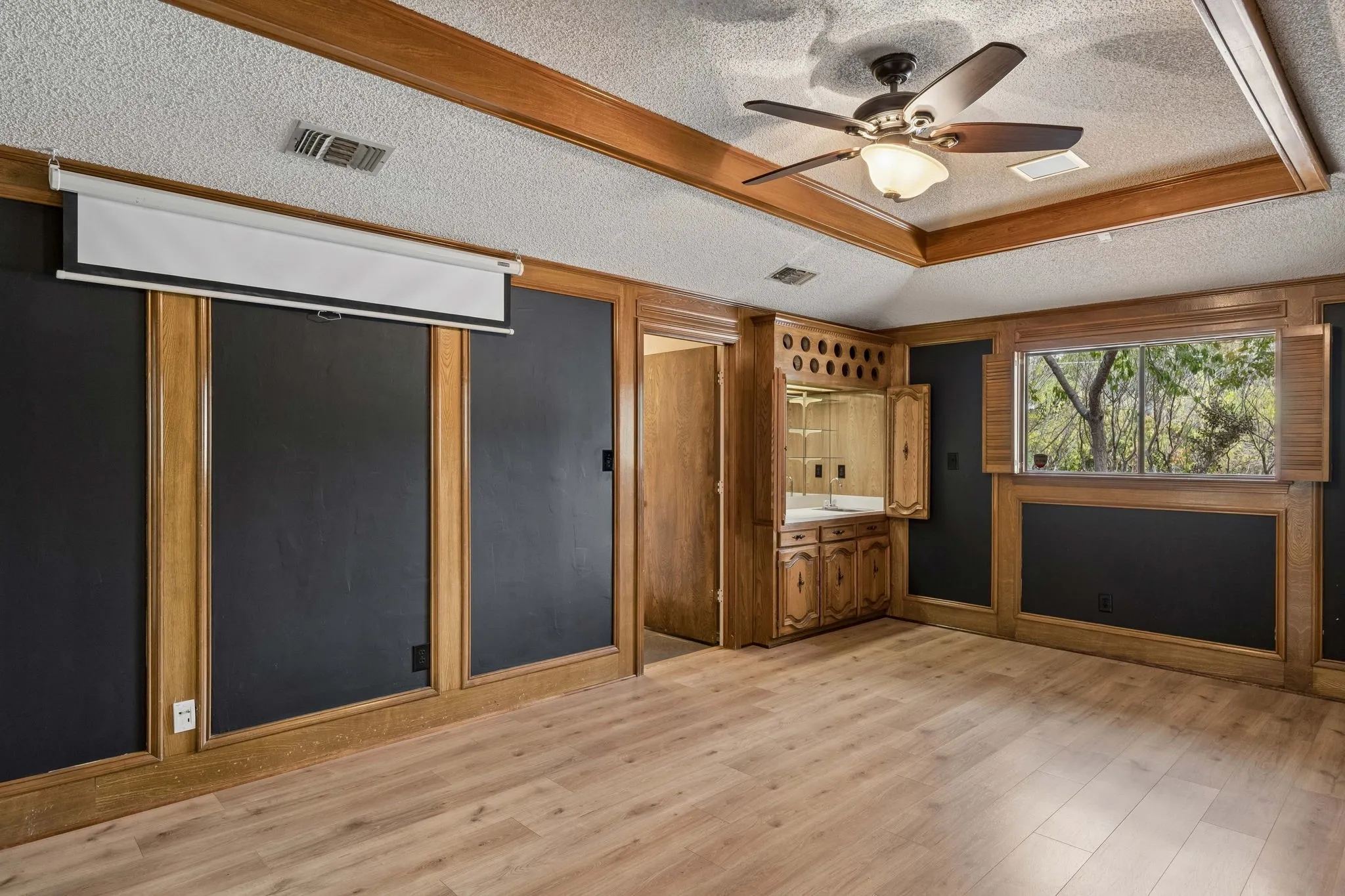 Single Family Residence For Sale in Dallas County , 10123 Candlebrook Drive, Dallas, Texas 75243, 4 Bedroom, 3 Bathroom, 2 Garage spaces, 2,587 Sqft, built in 1984, mls#21392345, Real Estate Agent in Dallas, Homes For Sale in Dallas county, Homes For Sale in Dallas, Realtor in Dallas Texas, Real Estate Brokerage Independent Realty Texas, Luminita Cordes Realtor