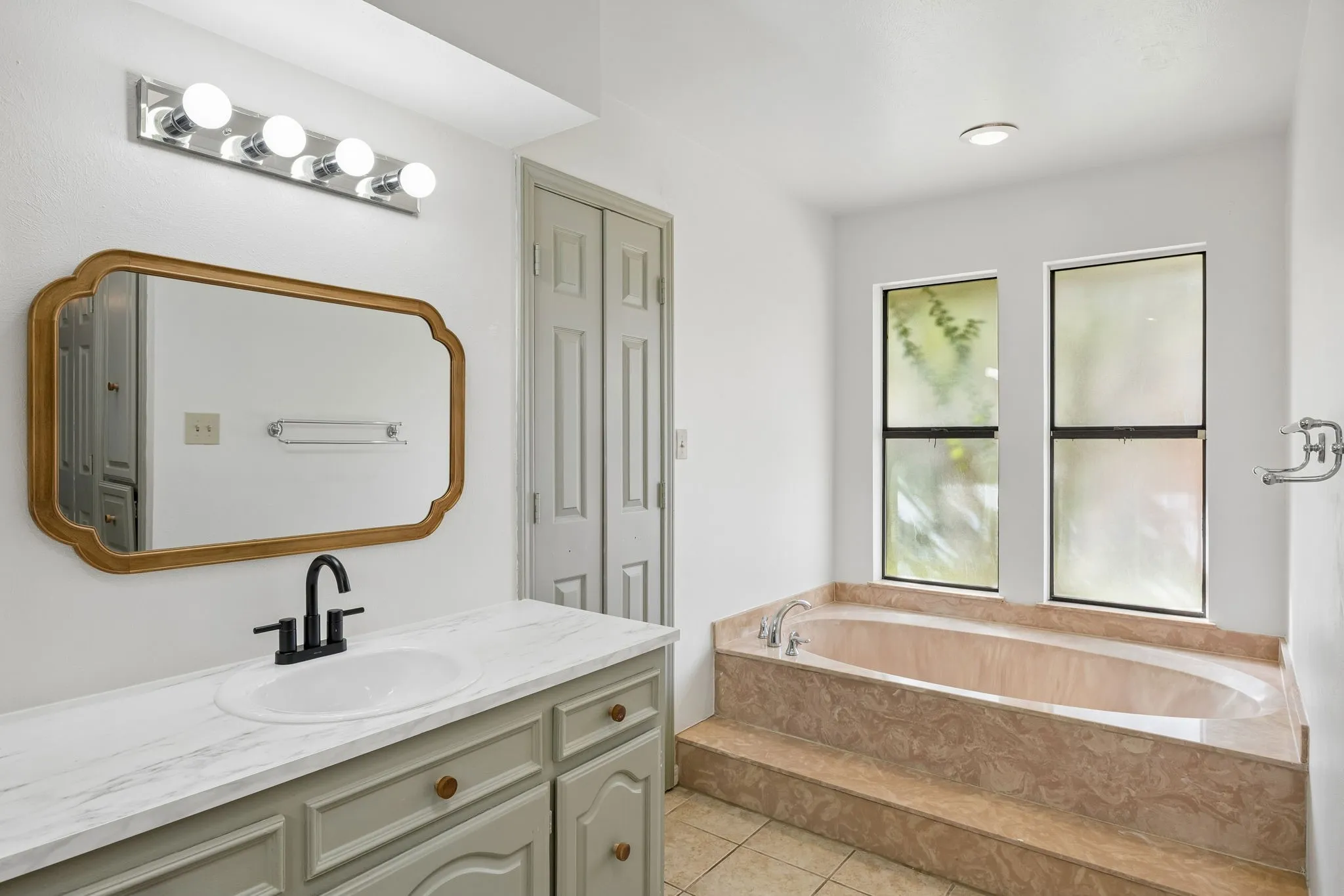 Single Family Residence For Sale in Dallas County , 10123 Candlebrook Drive, Dallas, Texas 75243, 4 Bedroom, 3 Bathroom, 2 Garage spaces, 2,587 Sqft, built in 1984, mls#21392345, Real Estate Agent in Dallas, Homes For Sale in Dallas county, Homes For Sale in Dallas, Realtor in Dallas Texas, Real Estate Brokerage Independent Realty Texas, Luminita Cordes Realtor