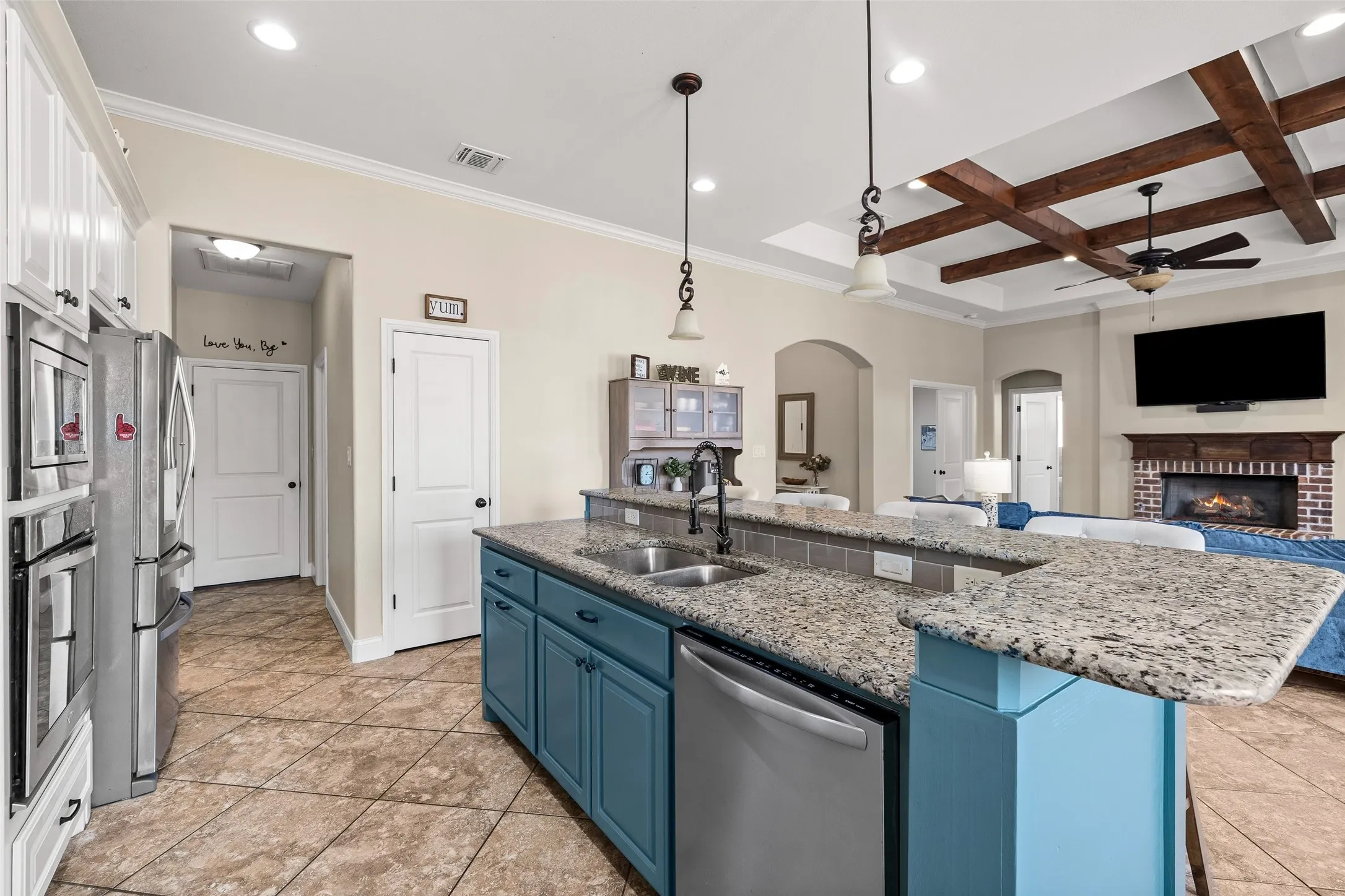 Kitchen featuring an island with a double sink and granite countertops