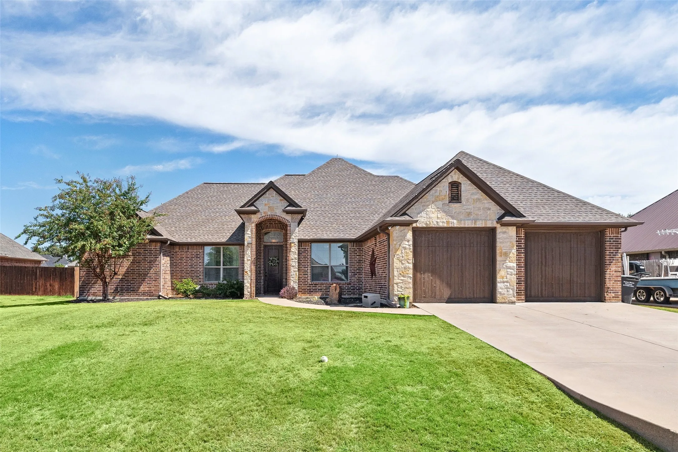 Single Family Residence For Sale in Hood County , 2825 Willow Ridge Circle, Granbury, Texas 76049, 4 Bedroom, 2 Bathroom, 2 Garage spaces, 2,186 Sqft, built in 2016, mls#21391549, Real Estate Agent in Granbury, Homes For Sale in Hood county, Homes For Sale in Granbury, Realtor in Granbury Texas, Real Estate Brokerage Independent Realty Texas, Luminita Cordes Realtor