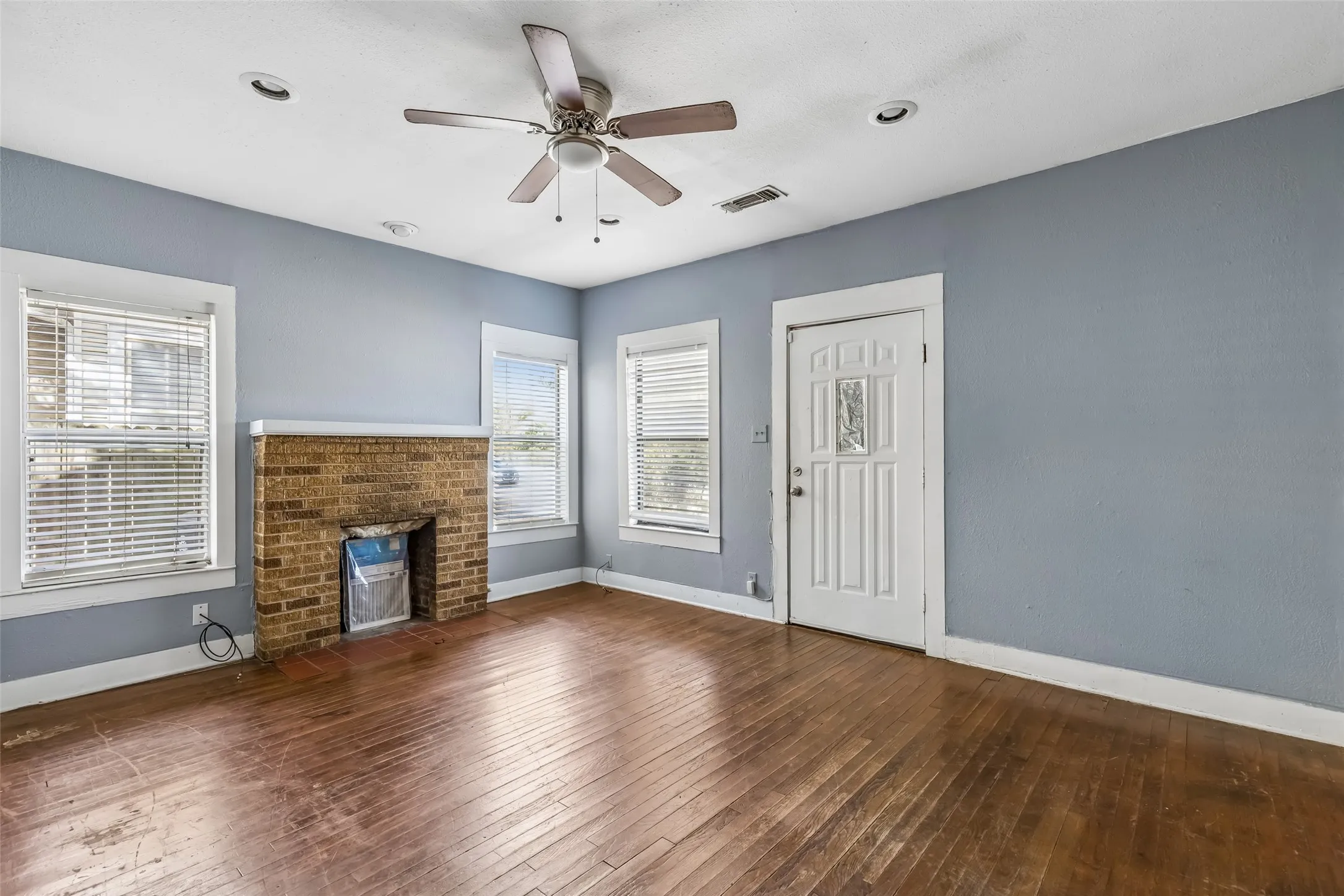 Single Family Residence For Sale in Denton County , 503 W Sycamore Street, Denton, Texas 76201, 4 Bedroom, 2 Bathroom, Garage spaces, 1,224 Sqft, built in 1958, mls#21384569, Real Estate Agent in Denton, Homes For Sale in Denton county, Homes For Sale in Denton, Realtor in Denton Texas, Real Estate Brokerage Independent Realty Texas, Luminita Cordes Realtor