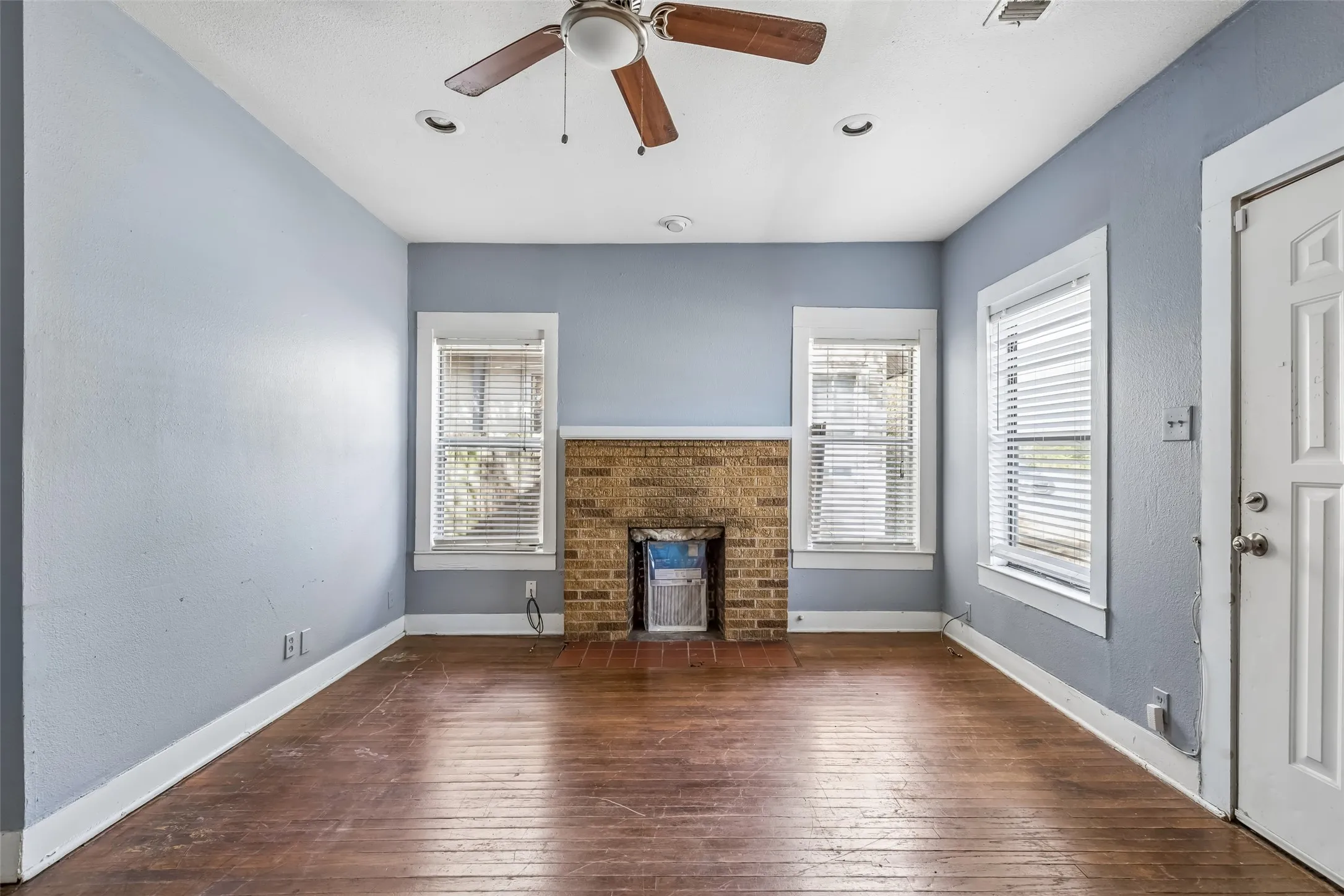 Single Family Residence For Sale in Denton County , 503 W Sycamore Street, Denton, Texas 76201, 4 Bedroom, 2 Bathroom, Garage spaces, 1,224 Sqft, built in 1958, mls#21384569, Real Estate Agent in Denton, Homes For Sale in Denton county, Homes For Sale in Denton, Realtor in Denton Texas, Real Estate Brokerage Independent Realty Texas, Luminita Cordes Realtor