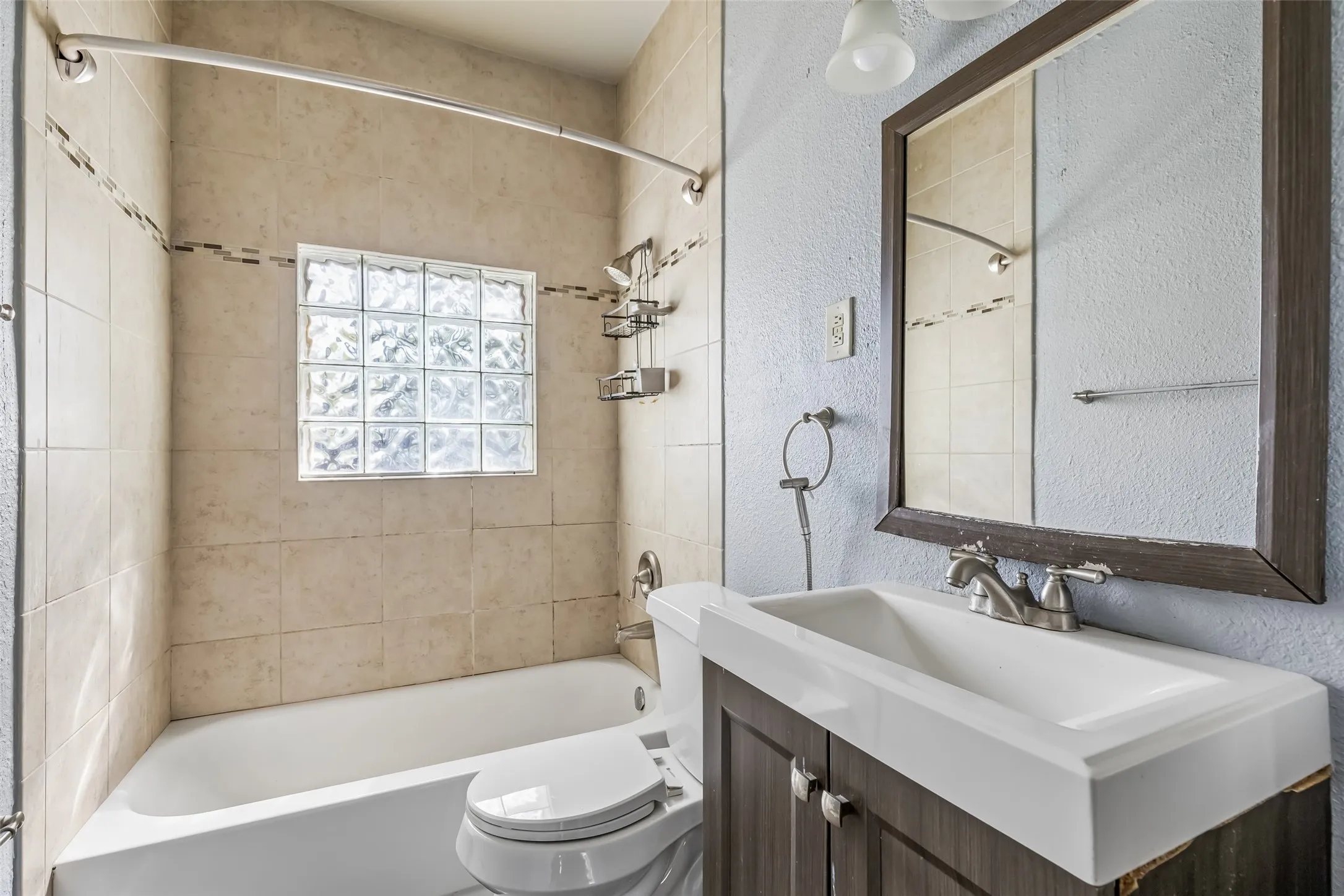 Single Family Residence For Sale in Denton County , 503 W Sycamore Street, Denton, Texas 76201, 4 Bedroom, 2 Bathroom, Garage spaces, 1,224 Sqft, built in 1958, mls#21384569, Real Estate Agent in Denton, Homes For Sale in Denton county, Homes For Sale in Denton, Realtor in Denton Texas, Real Estate Brokerage Independent Realty Texas, Luminita Cordes Realtor