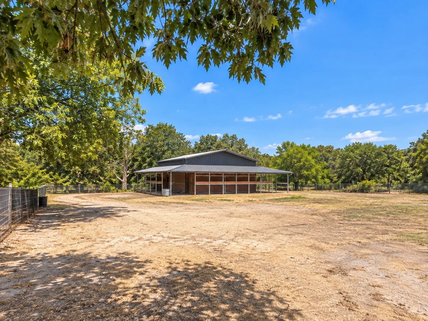 30x30x12 barn on a concrete slab, electricity, ceiling lights & large ceiling fan!!