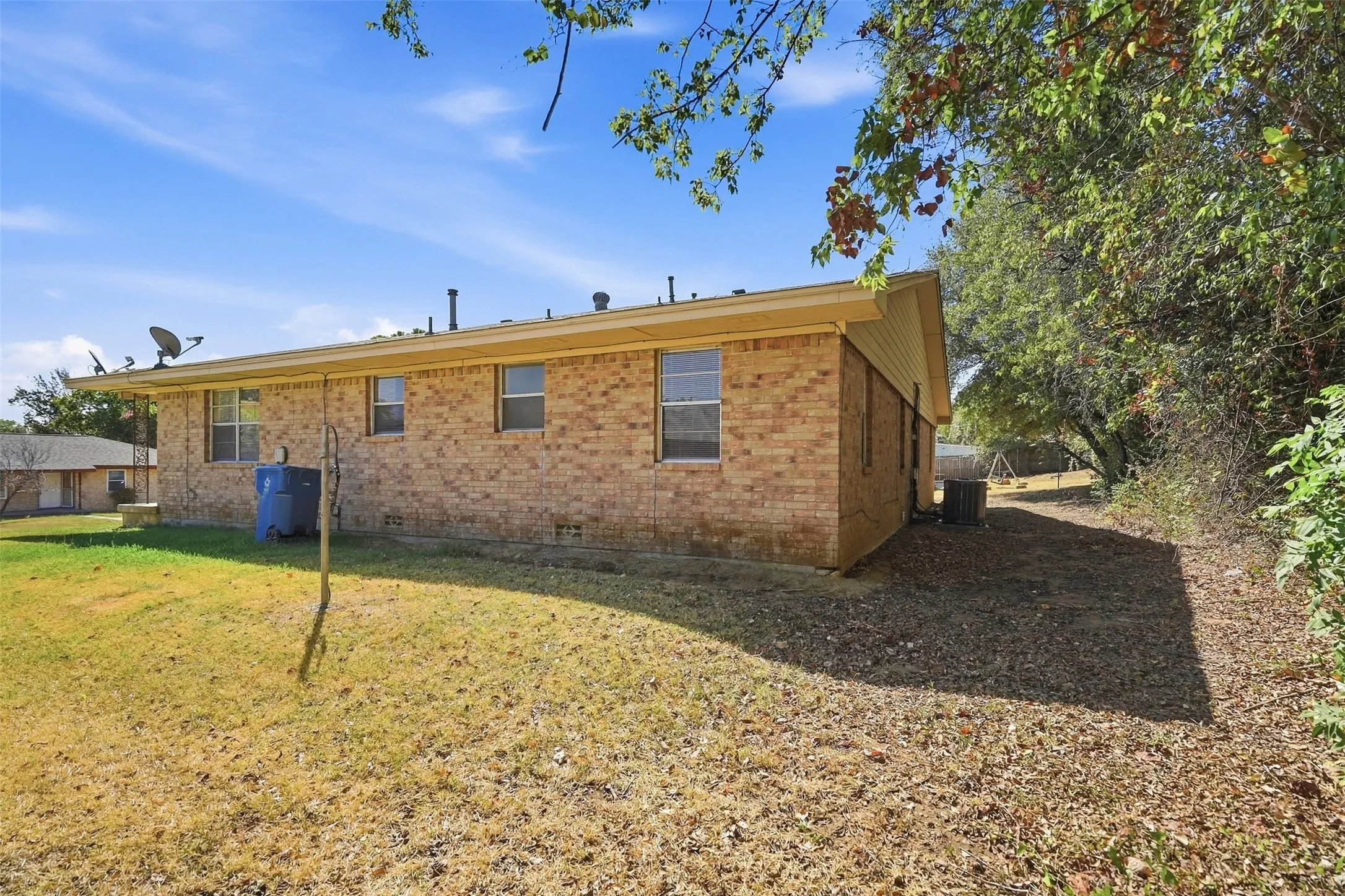 Duplex For Rent in Johnson County , 106 Pine Street 106, Keene, Texas 76059, 2 Bedroom, 1 Bathroom, 1 Garage spaces, 775 Sqft, built in 1964, mls#21388812, Real Estate Agent in Keene, Homes For Rent in Johnson county, Homes For Rent in Keene, Realtor in Keene Texas, Real Estate Brokerage Independent Realty Texas, Luminita Cordes Realtor