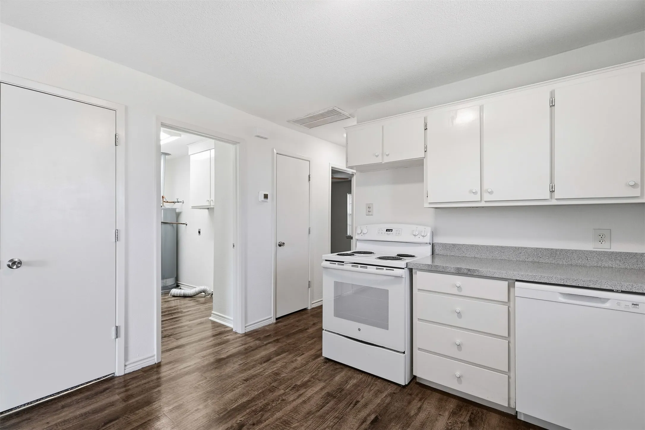 Duplex For Rent in Johnson County , 106 Pine Street 106, Keene, Texas 76059, 2 Bedroom, 1 Bathroom, 1 Garage spaces, 775 Sqft, built in 1964, mls#21388812, Real Estate Agent in Keene, Homes For Rent in Johnson county, Homes For Rent in Keene, Realtor in Keene Texas, Real Estate Brokerage Independent Realty Texas, Luminita Cordes Realtor