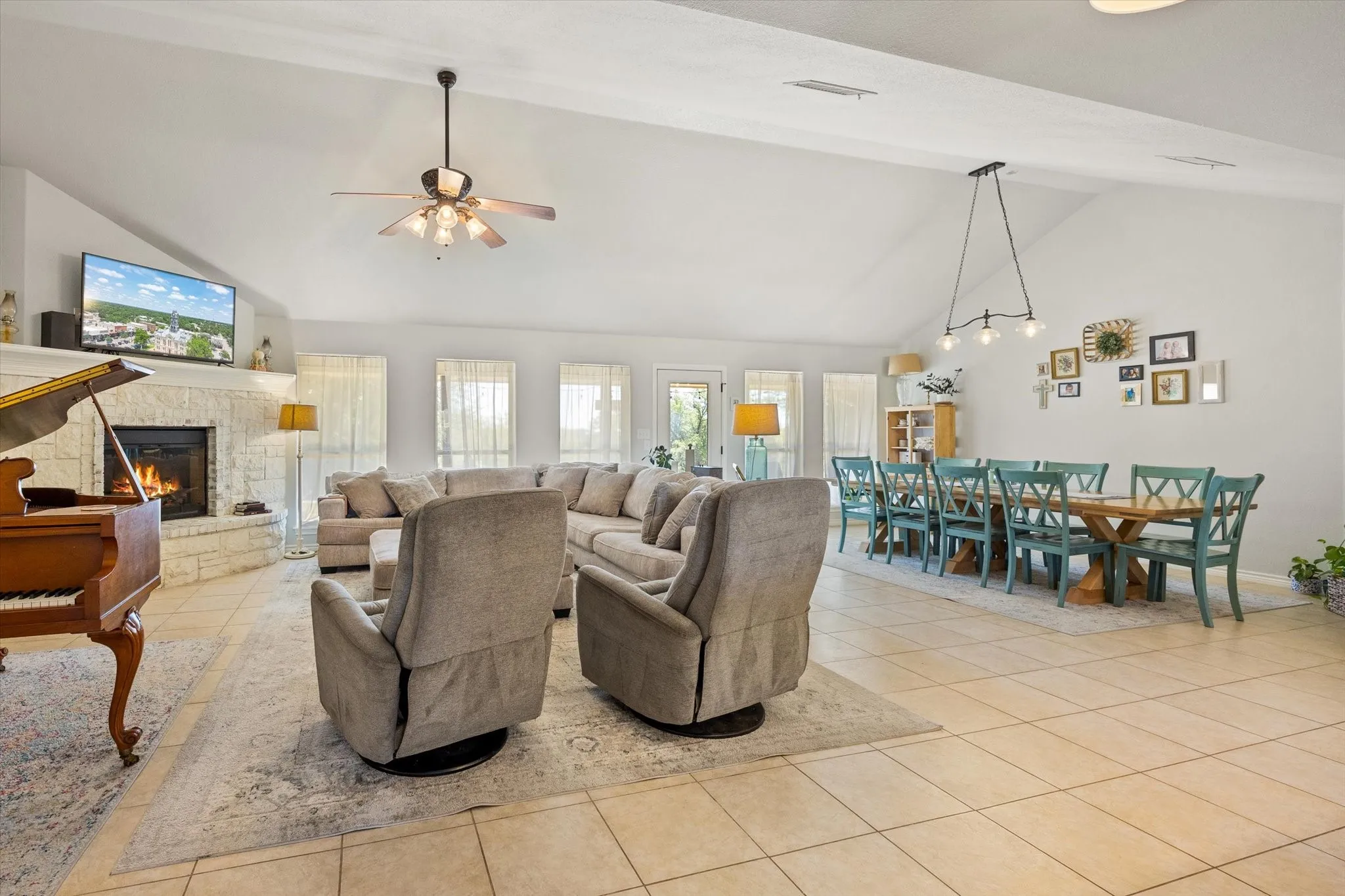 Single Family Residence For Sale in Erath County , 4865 Compass Way, Bluff Dale, Texas 76433, 4 Bedroom, 3 Bathroom, 4 Garage spaces, 2,415 Sqft, built in 2006, mls#21390642, Real Estate Agent in Bluff Dale, Homes For Sale in Erath county, Homes For Sale in Bluff Dale, Realtor in Bluff Dale Texas, Real Estate Brokerage Independent Realty Texas, Luminita Cordes Realtor