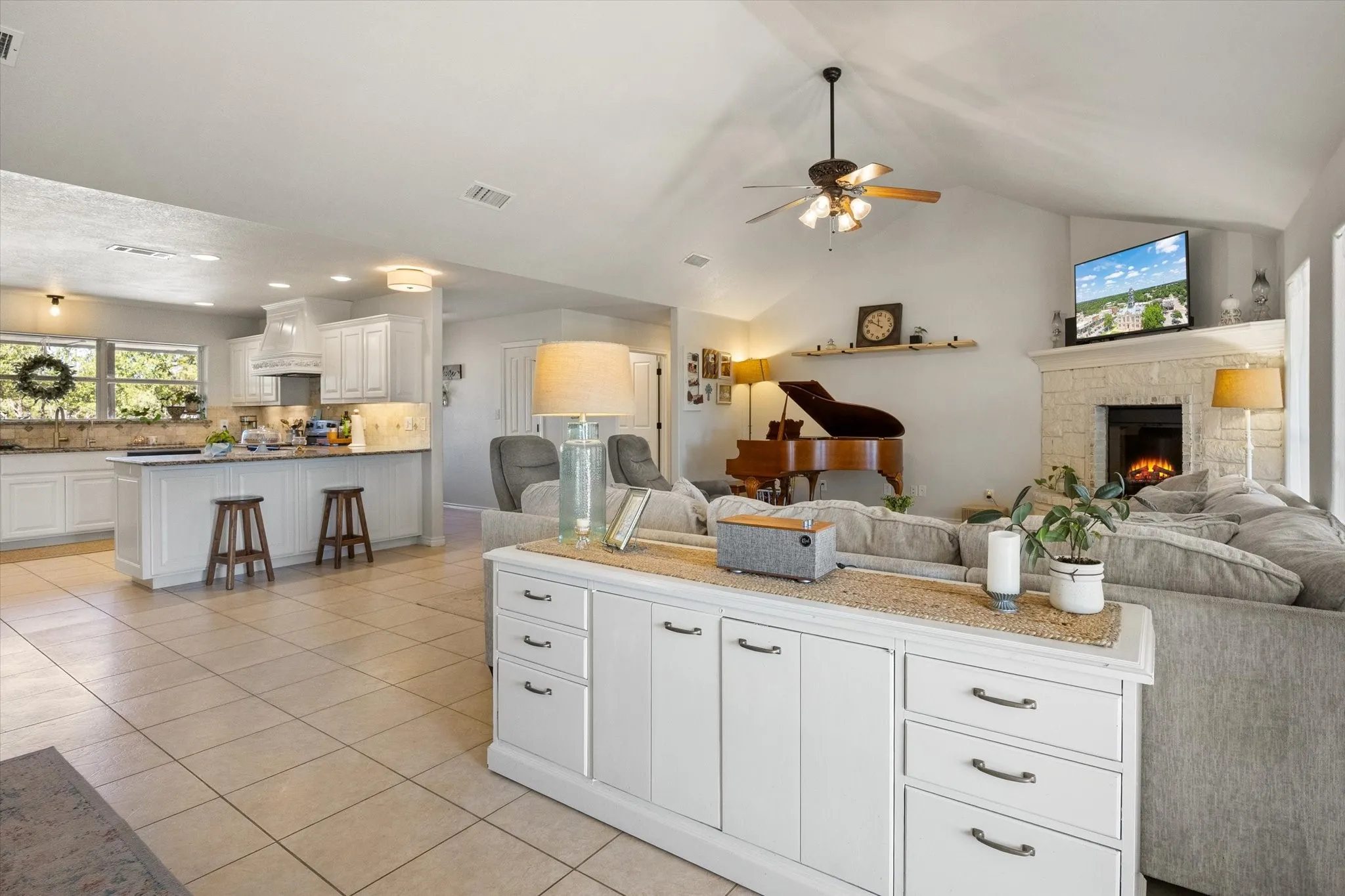 Single Family Residence For Sale in Erath County , 4865 Compass Way, Bluff Dale, Texas 76433, 4 Bedroom, 3 Bathroom, 4 Garage spaces, 2,415 Sqft, built in 2006, mls#21390642, Real Estate Agent in Bluff Dale, Homes For Sale in Erath county, Homes For Sale in Bluff Dale, Realtor in Bluff Dale Texas, Real Estate Brokerage Independent Realty Texas, Luminita Cordes Realtor