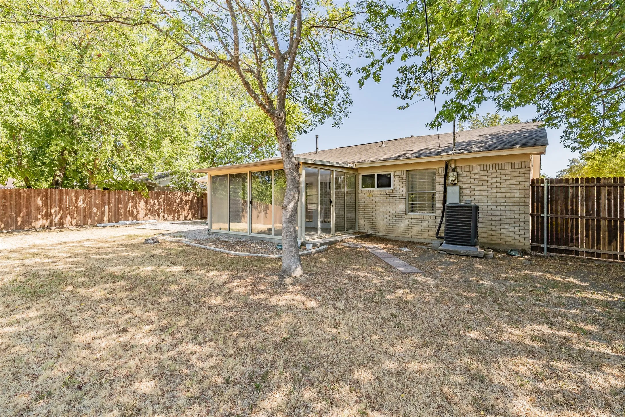 Single Family Residence For Sale in Tarrant County , 3562 Paint Trail, Fort Worth, Texas 76116, 3 Bedroom, 2 Bathroom, 1 Garage spaces, 1,209 Sqft, built in 1959, mls#21392941, Real Estate Agent in Fort Worth, Homes For Sale in Tarrant county, Homes For Sale in Fort Worth, Realtor in Fort Worth Texas, Real Estate Brokerage Independent Realty Texas, Luminita Cordes Realtor