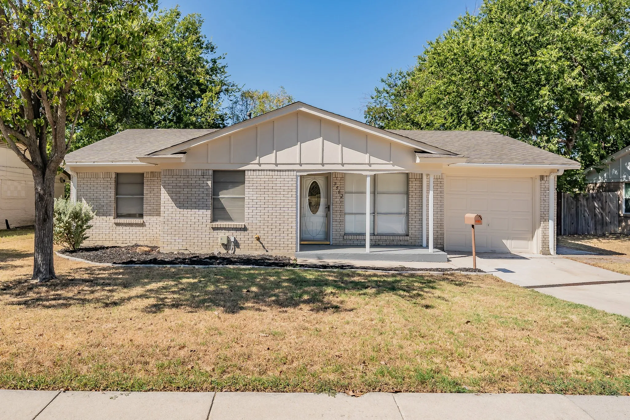 Single Family Residence For Sale in Tarrant County , 3562 Paint Trail, Fort Worth, Texas 76116, 3 Bedroom, 2 Bathroom, 1 Garage spaces, 1,209 Sqft, built in 1959, mls#21392941, Real Estate Agent in Fort Worth, Homes For Sale in Tarrant county, Homes For Sale in Fort Worth, Realtor in Fort Worth Texas, Real Estate Brokerage Independent Realty Texas, Luminita Cordes Realtor
