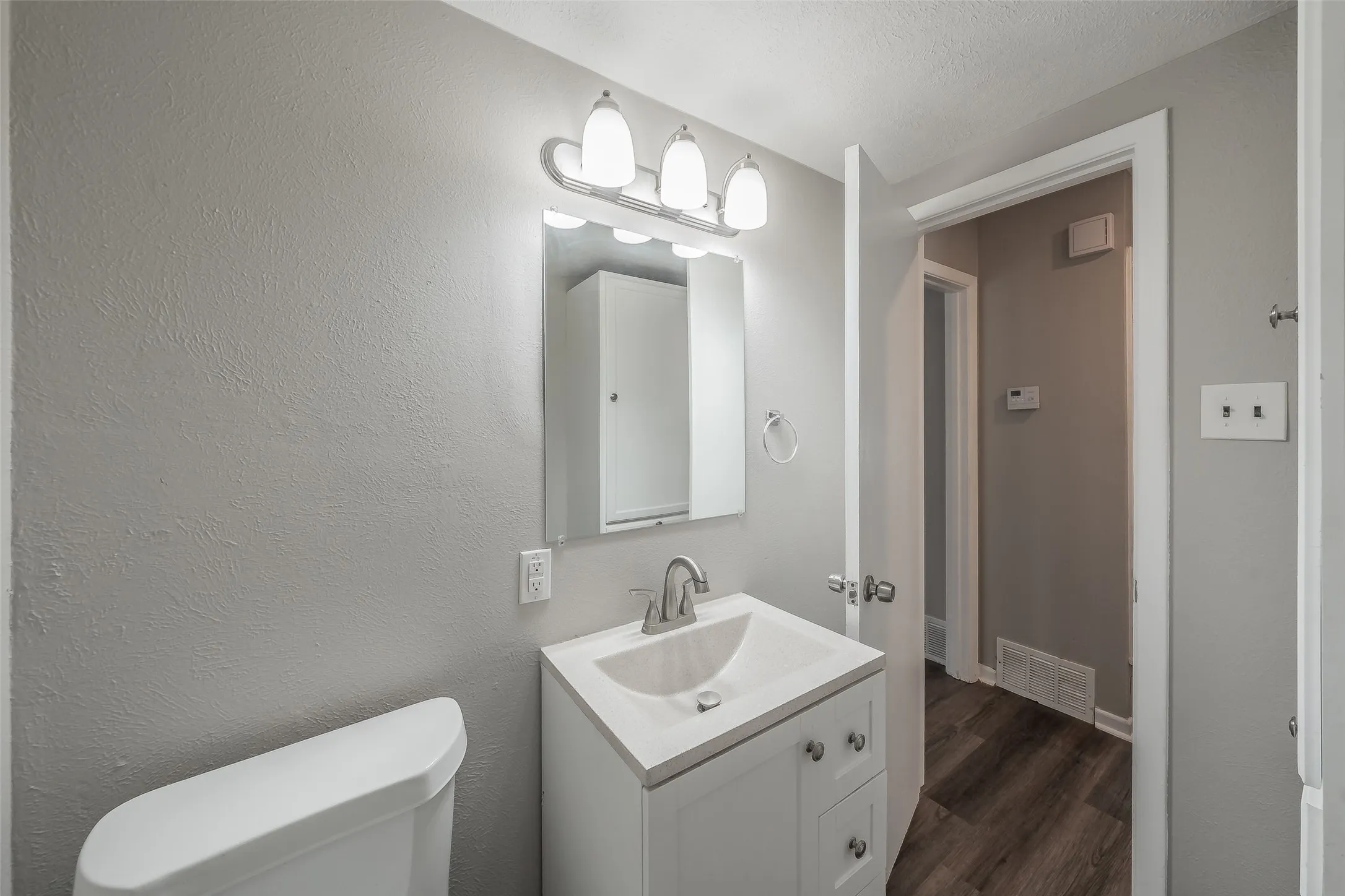 Single Family Residence For Sale in Tarrant County , 3562 Paint Trail, Fort Worth, Texas 76116, 3 Bedroom, 2 Bathroom, 1 Garage spaces, 1,209 Sqft, built in 1959, mls#21392941, Real Estate Agent in Fort Worth, Homes For Sale in Tarrant county, Homes For Sale in Fort Worth, Realtor in Fort Worth Texas, Real Estate Brokerage Independent Realty Texas, Luminita Cordes Realtor