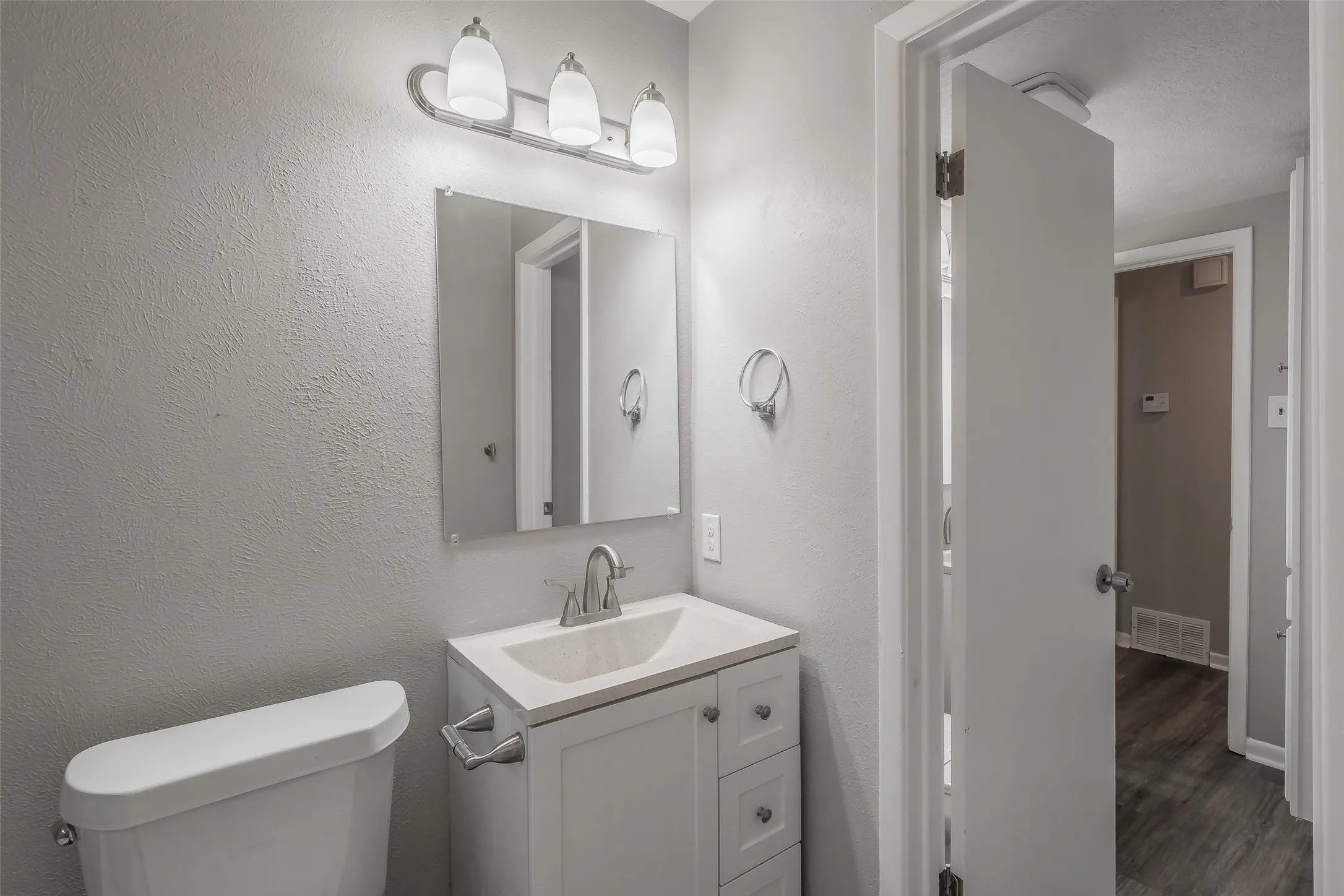 Single Family Residence For Sale in Tarrant County , 3562 Paint Trail, Fort Worth, Texas 76116, 3 Bedroom, 2 Bathroom, 1 Garage spaces, 1,209 Sqft, built in 1959, mls#21392941, Real Estate Agent in Fort Worth, Homes For Sale in Tarrant county, Homes For Sale in Fort Worth, Realtor in Fort Worth Texas, Real Estate Brokerage Independent Realty Texas, Luminita Cordes Realtor