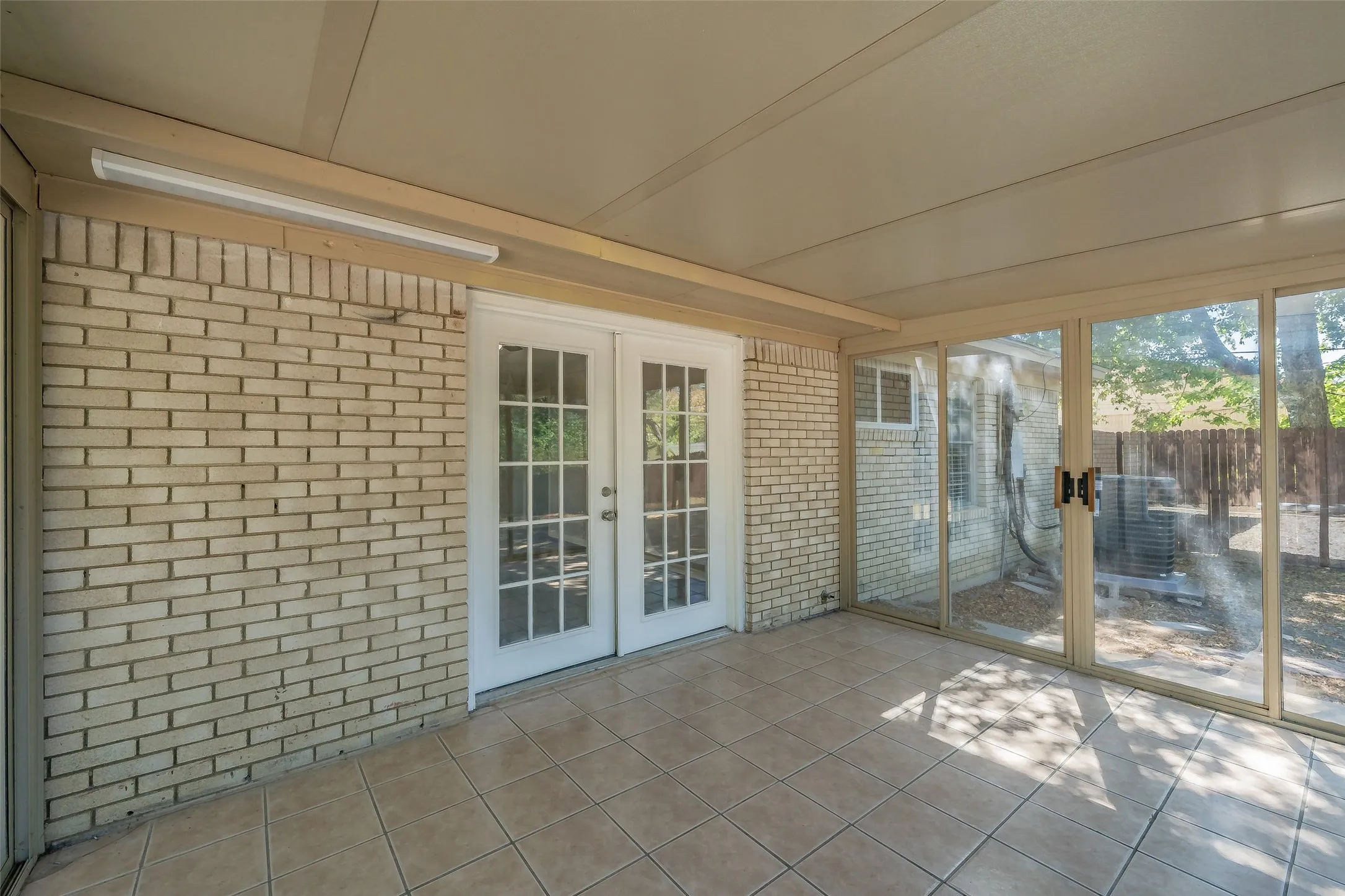 Single Family Residence For Sale in Tarrant County , 3562 Paint Trail, Fort Worth, Texas 76116, 3 Bedroom, 2 Bathroom, 1 Garage spaces, 1,209 Sqft, built in 1959, mls#21392941, Real Estate Agent in Fort Worth, Homes For Sale in Tarrant county, Homes For Sale in Fort Worth, Realtor in Fort Worth Texas, Real Estate Brokerage Independent Realty Texas, Luminita Cordes Realtor