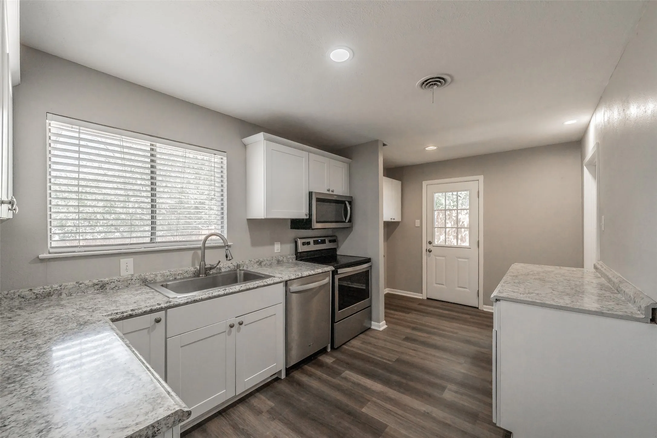 Single Family Residence For Sale in Tarrant County , 3562 Paint Trail, Fort Worth, Texas 76116, 3 Bedroom, 2 Bathroom, 1 Garage spaces, 1,209 Sqft, built in 1959, mls#21392941, Real Estate Agent in Fort Worth, Homes For Sale in Tarrant county, Homes For Sale in Fort Worth, Realtor in Fort Worth Texas, Real Estate Brokerage Independent Realty Texas, Luminita Cordes Realtor