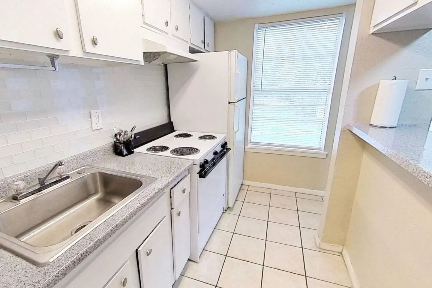 Apartment For Rent in Dallas County , 4040 Brown Street 8, Dallas, Texas 75219, 1 Bedroom, 1 Bathroom, Garage spaces, 550 Sqft, built in 1974, mls#21392956, Real Estate Agent in Dallas, Homes For Rent in Dallas county, Homes For Rent in Dallas, Realtor in Dallas Texas, Real Estate Brokerage Independent Realty Texas, Luminita Cordes Realtor
