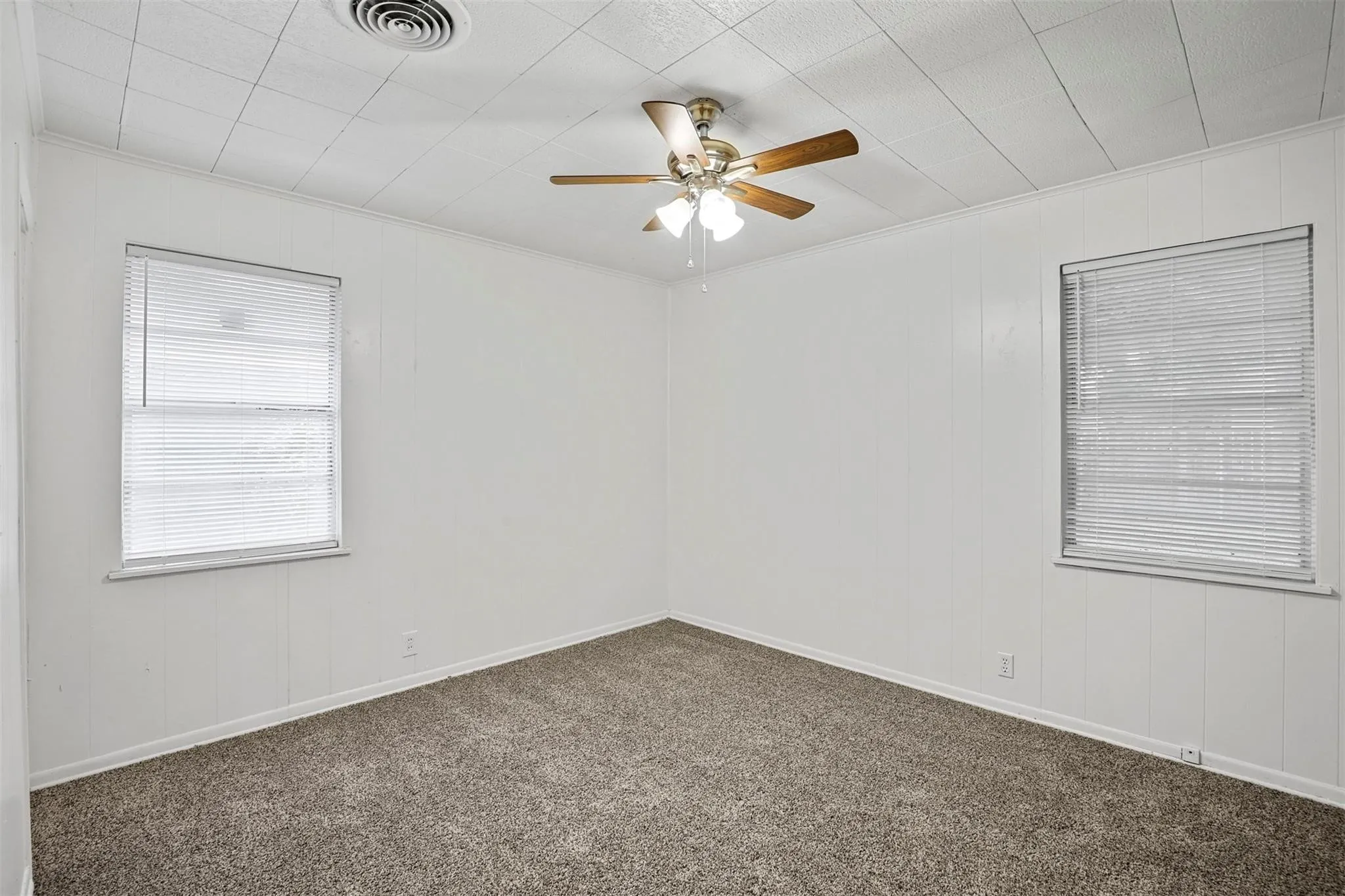 Single Family Residence For Rent in Denton County , 711 N Carroll Boulevard, Denton, Texas 76201, 3 Bedroom, 2 Bathroom, Garage spaces, 1,371 Sqft, built in 1968, mls#21392969, Real Estate Agent in Denton, Homes For Rent in Denton county, Homes For Rent in Denton, Realtor in Denton Texas, Real Estate Brokerage Independent Realty Texas, Luminita Cordes Realtor
