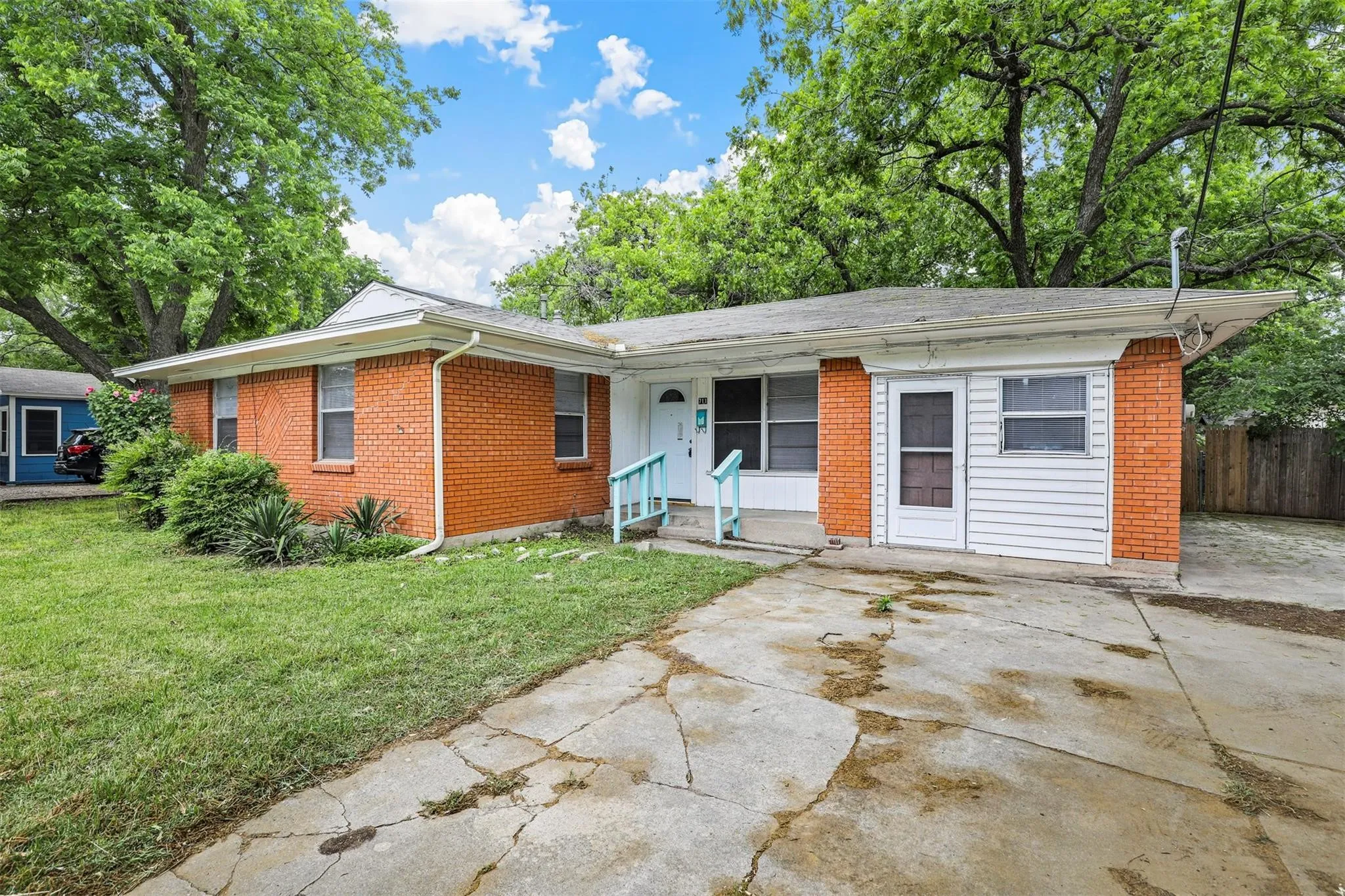 Single Family Residence For Rent in Denton County , 711 N Carroll Boulevard, Denton, Texas 76201, 3 Bedroom, 2 Bathroom, Garage spaces, 1,371 Sqft, built in 1968, mls#21392969, Real Estate Agent in Denton, Homes For Rent in Denton county, Homes For Rent in Denton, Realtor in Denton Texas, Real Estate Brokerage Independent Realty Texas, Luminita Cordes Realtor