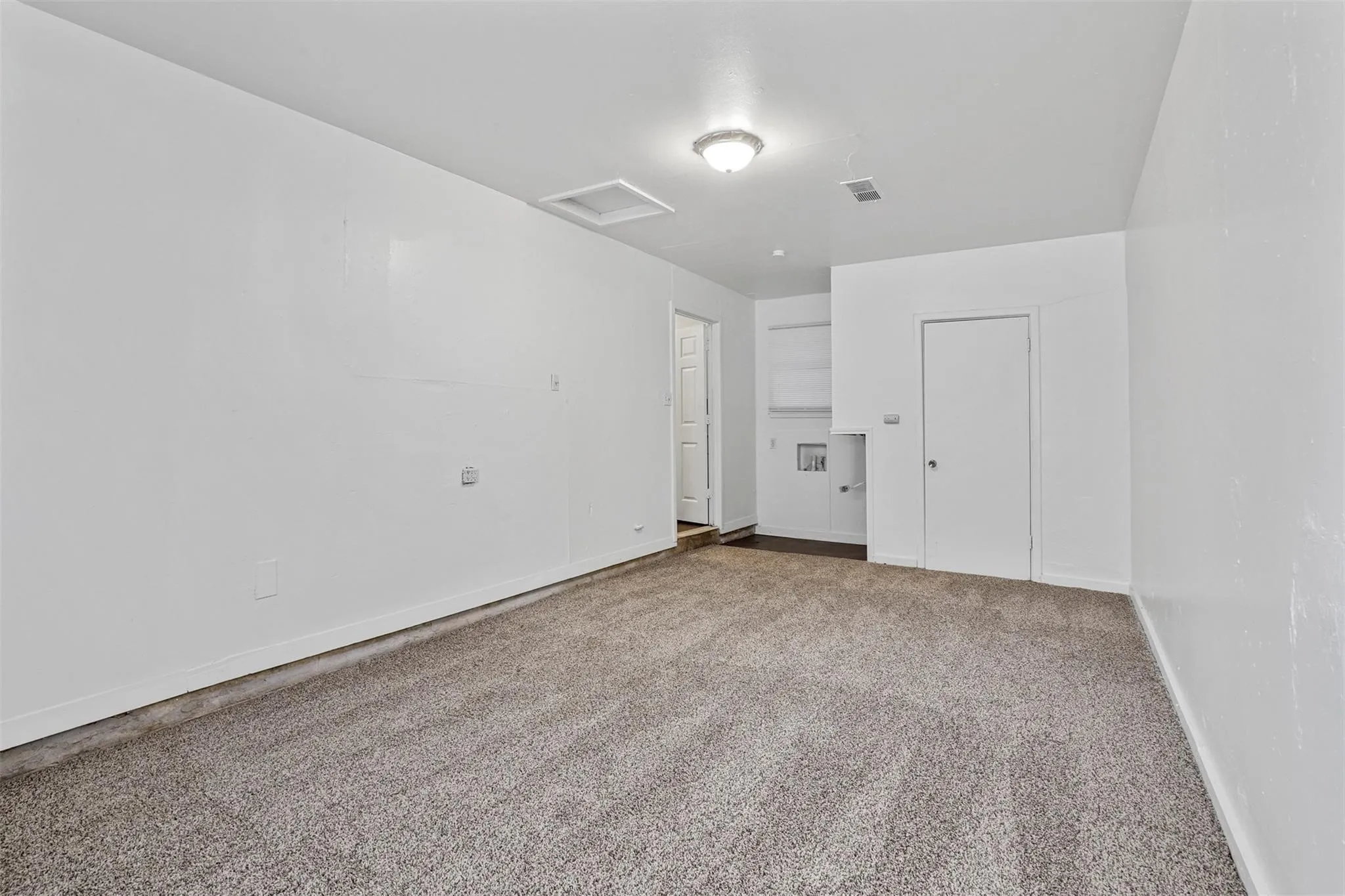 Single Family Residence For Rent in Denton County , 711 N Carroll Boulevard, Denton, Texas 76201, 3 Bedroom, 2 Bathroom, Garage spaces, 1,371 Sqft, built in 1968, mls#21392969, Real Estate Agent in Denton, Homes For Rent in Denton county, Homes For Rent in Denton, Realtor in Denton Texas, Real Estate Brokerage Independent Realty Texas, Luminita Cordes Realtor