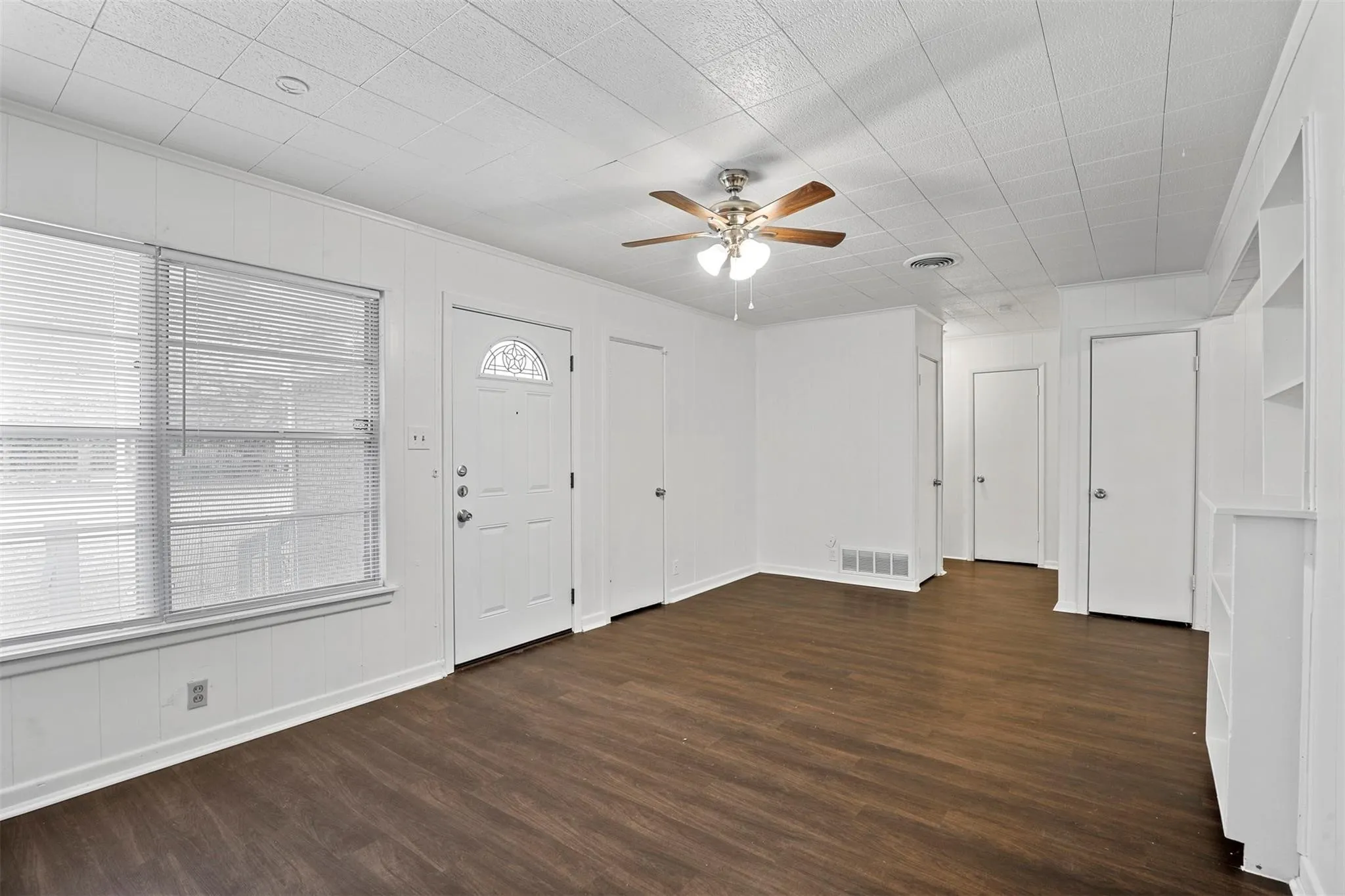 Single Family Residence For Rent in Denton County , 711 N Carroll Boulevard, Denton, Texas 76201, 3 Bedroom, 2 Bathroom, Garage spaces, 1,371 Sqft, built in 1968, mls#21392969, Real Estate Agent in Denton, Homes For Rent in Denton county, Homes For Rent in Denton, Realtor in Denton Texas, Real Estate Brokerage Independent Realty Texas, Luminita Cordes Realtor