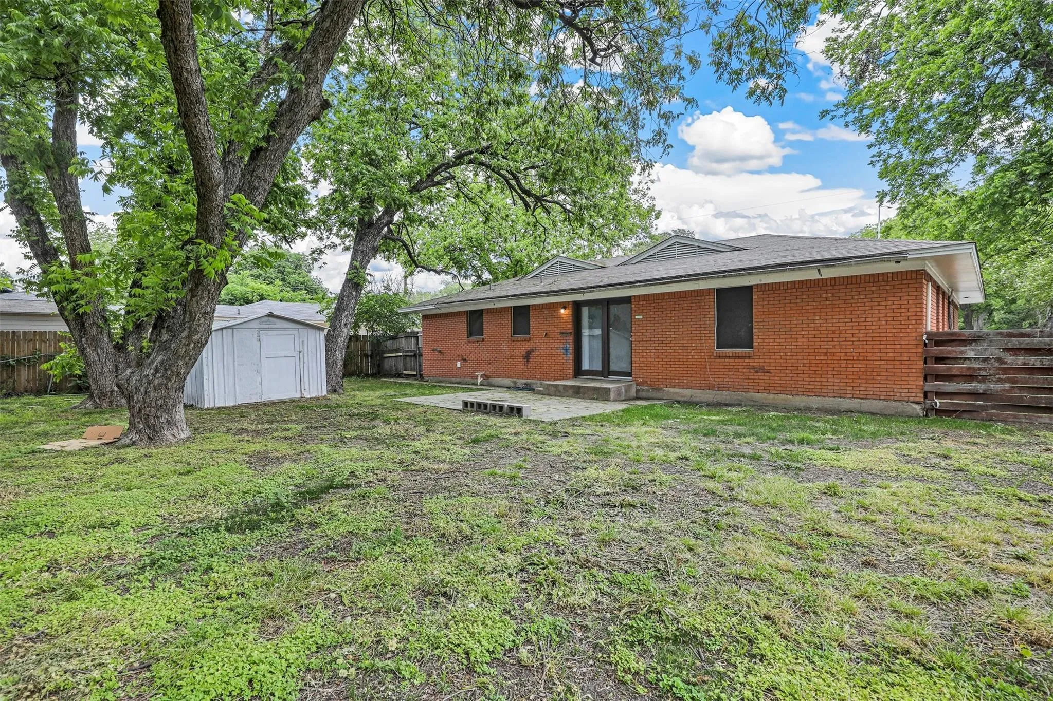 Single Family Residence For Rent in Denton County , 711 N Carroll Boulevard, Denton, Texas 76201, 3 Bedroom, 2 Bathroom, Garage spaces, 1,371 Sqft, built in 1968, mls#21392969, Real Estate Agent in Denton, Homes For Rent in Denton county, Homes For Rent in Denton, Realtor in Denton Texas, Real Estate Brokerage Independent Realty Texas, Luminita Cordes Realtor