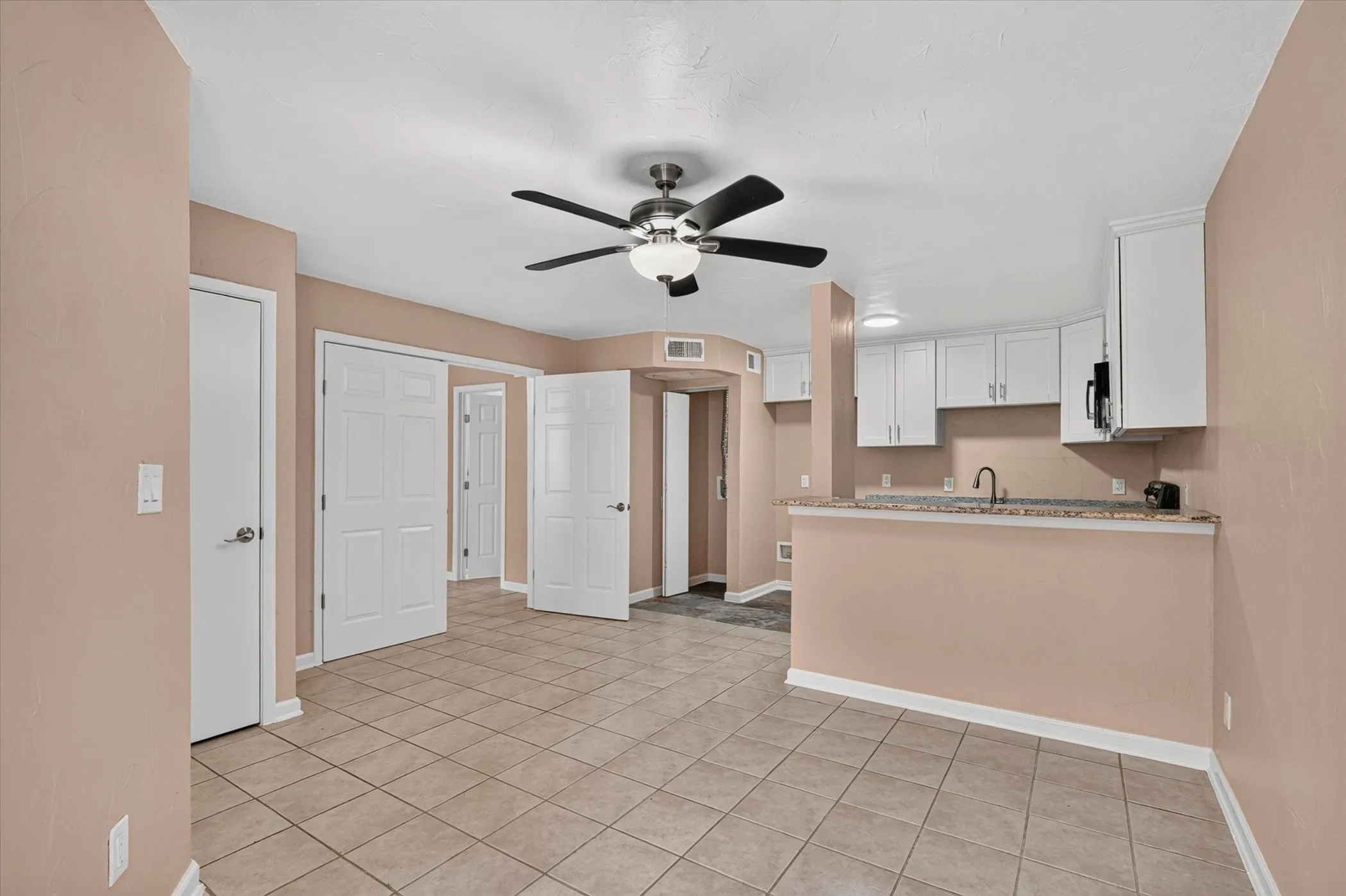 Condominium For Sale in Dallas County , 3022 Forest Lane 204, Dallas, Texas 75234, 1 Bedroom, 1 Bathroom, Garage spaces, 475 Sqft, built in 1982, mls#21392945, Real Estate Agent in Dallas, Homes For Sale in Dallas county, Homes For Sale in Dallas, Realtor in Dallas Texas, Real Estate Brokerage Independent Realty Texas, Luminita Cordes Realtor