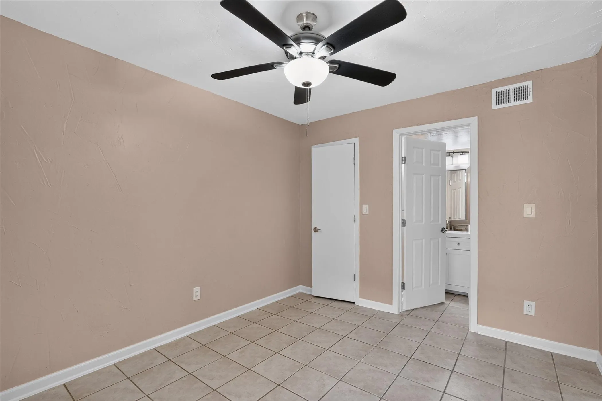 Condominium For Sale in Dallas County , 3022 Forest Lane 204, Dallas, Texas 75234, 1 Bedroom, 1 Bathroom, Garage spaces, 475 Sqft, built in 1982, mls#21392945, Real Estate Agent in Dallas, Homes For Sale in Dallas county, Homes For Sale in Dallas, Realtor in Dallas Texas, Real Estate Brokerage Independent Realty Texas, Luminita Cordes Realtor