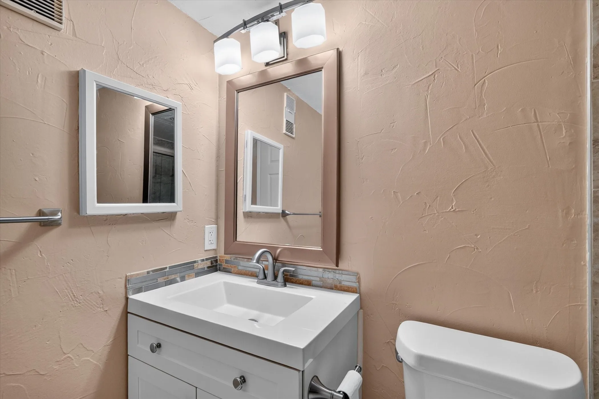 Condominium For Sale in Dallas County , 3022 Forest Lane 204, Dallas, Texas 75234, 1 Bedroom, 1 Bathroom, Garage spaces, 475 Sqft, built in 1982, mls#21392945, Real Estate Agent in Dallas, Homes For Sale in Dallas county, Homes For Sale in Dallas, Realtor in Dallas Texas, Real Estate Brokerage Independent Realty Texas, Luminita Cordes Realtor
