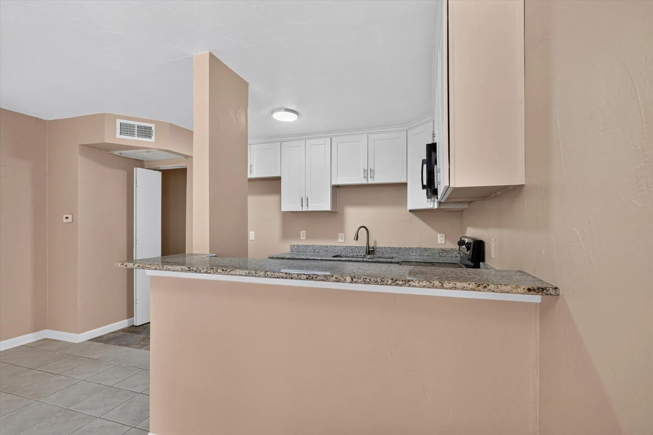 Condominium For Sale in Dallas County , 3022 Forest Lane 204, Dallas, Texas 75234, 1 Bedroom, 1 Bathroom, Garage spaces, 475 Sqft, built in 1982, mls#21392945, Real Estate Agent in Dallas, Homes For Sale in Dallas county, Homes For Sale in Dallas, Realtor in Dallas Texas, Real Estate Brokerage Independent Realty Texas, Luminita Cordes Realtor