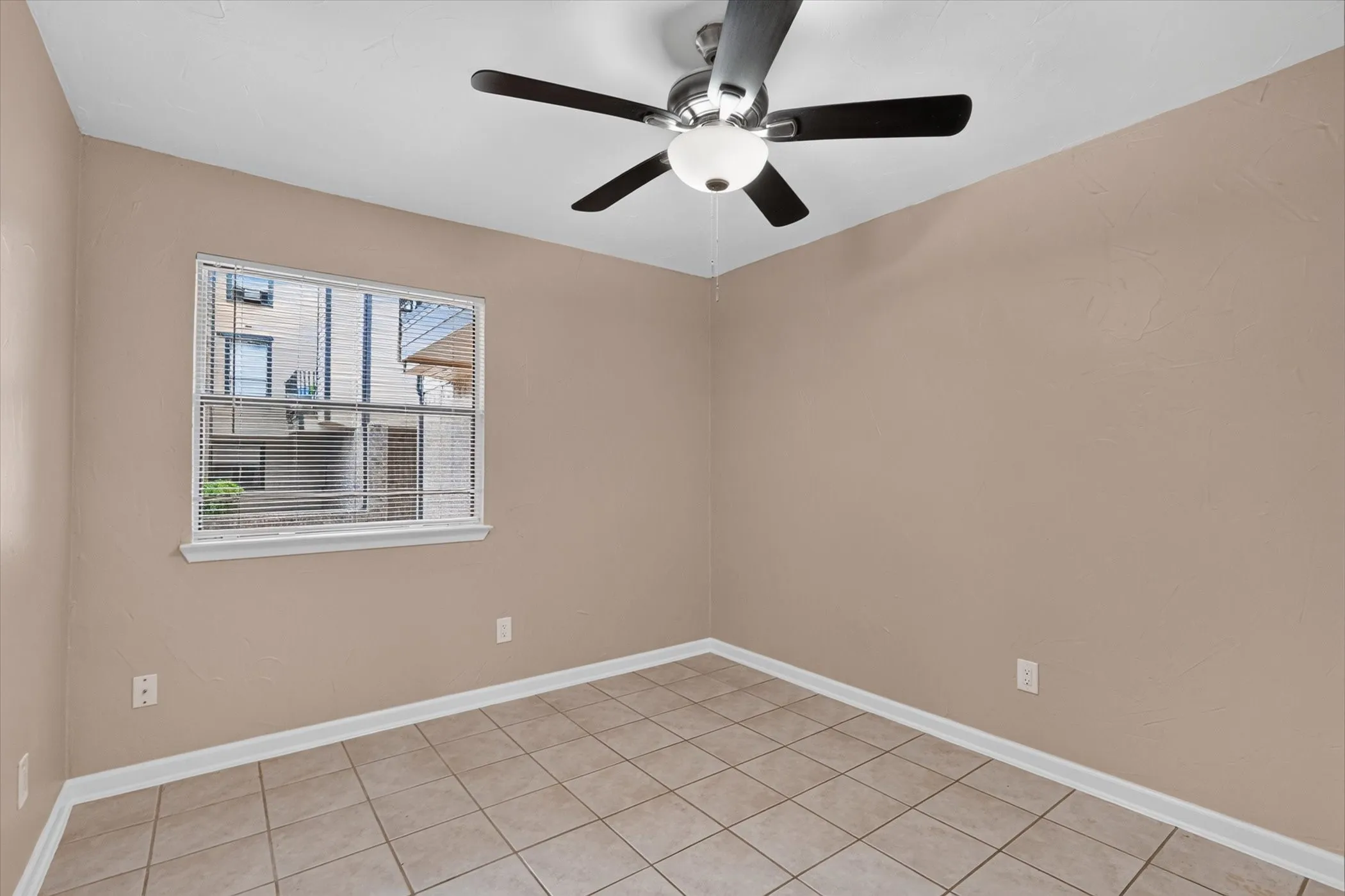Condominium For Sale in Dallas County , 3022 Forest Lane 204, Dallas, Texas 75234, 1 Bedroom, 1 Bathroom, Garage spaces, 475 Sqft, built in 1982, mls#21392945, Real Estate Agent in Dallas, Homes For Sale in Dallas county, Homes For Sale in Dallas, Realtor in Dallas Texas, Real Estate Brokerage Independent Realty Texas, Luminita Cordes Realtor