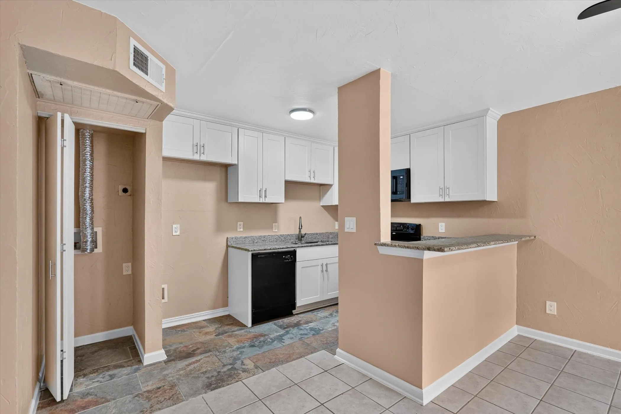 Condominium For Sale in Dallas County , 3022 Forest Lane 204, Dallas, Texas 75234, 1 Bedroom, 1 Bathroom, Garage spaces, 475 Sqft, built in 1982, mls#21392945, Real Estate Agent in Dallas, Homes For Sale in Dallas county, Homes For Sale in Dallas, Realtor in Dallas Texas, Real Estate Brokerage Independent Realty Texas, Luminita Cordes Realtor
