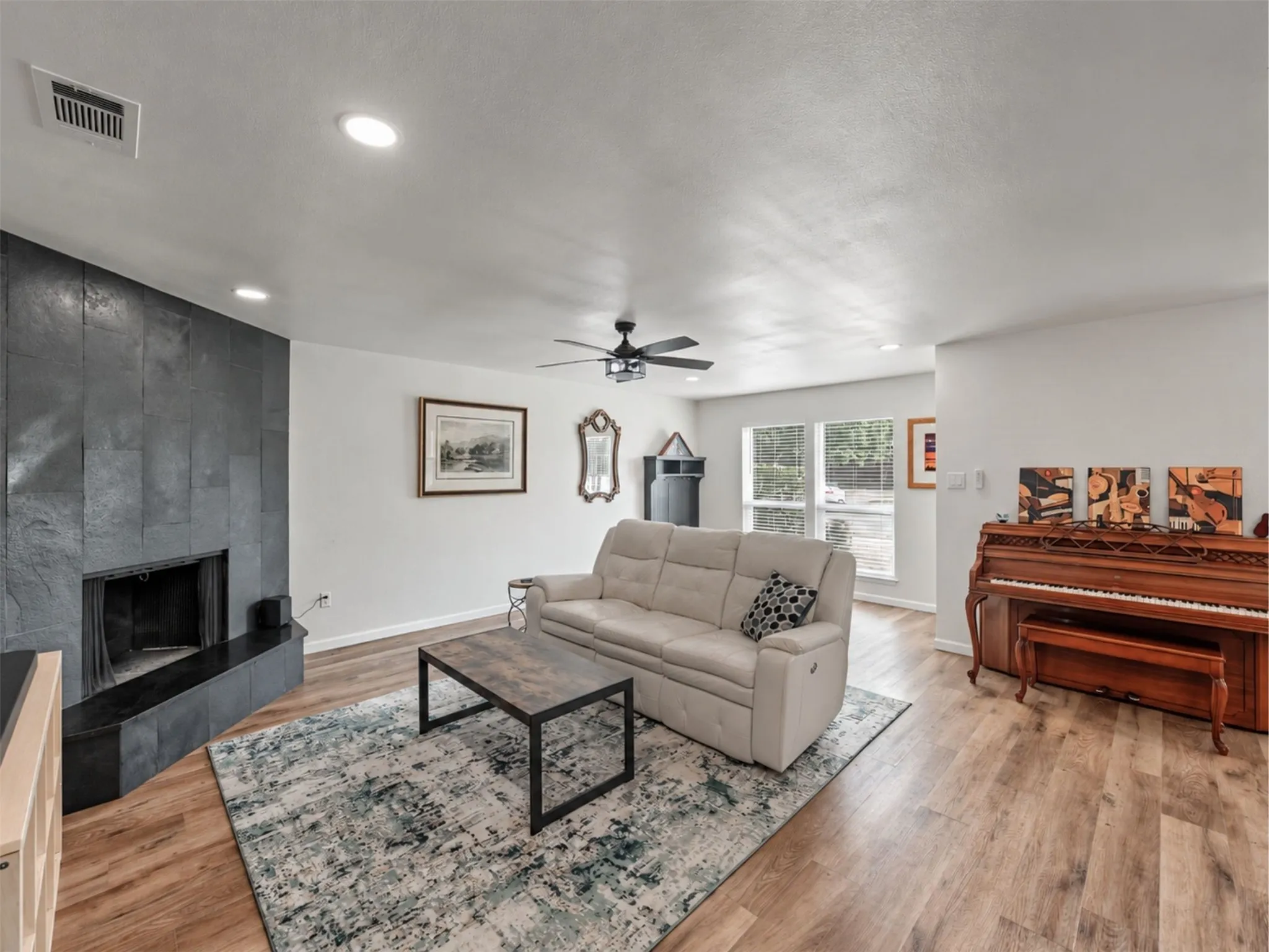 Single Family Residence For Sale in Tarrant County , 3101 Whisperwood Lane, Bedford, Texas 76021, 3 Bedroom, 2 Bathroom, 2 Garage spaces, 1,323 Sqft, built in 1979, mls#21392875, Real Estate Agent in Bedford, Homes For Sale in Tarrant county, Homes For Sale in Bedford, Realtor in Bedford Texas, Real Estate Brokerage Independent Realty Texas, Luminita Cordes Realtor