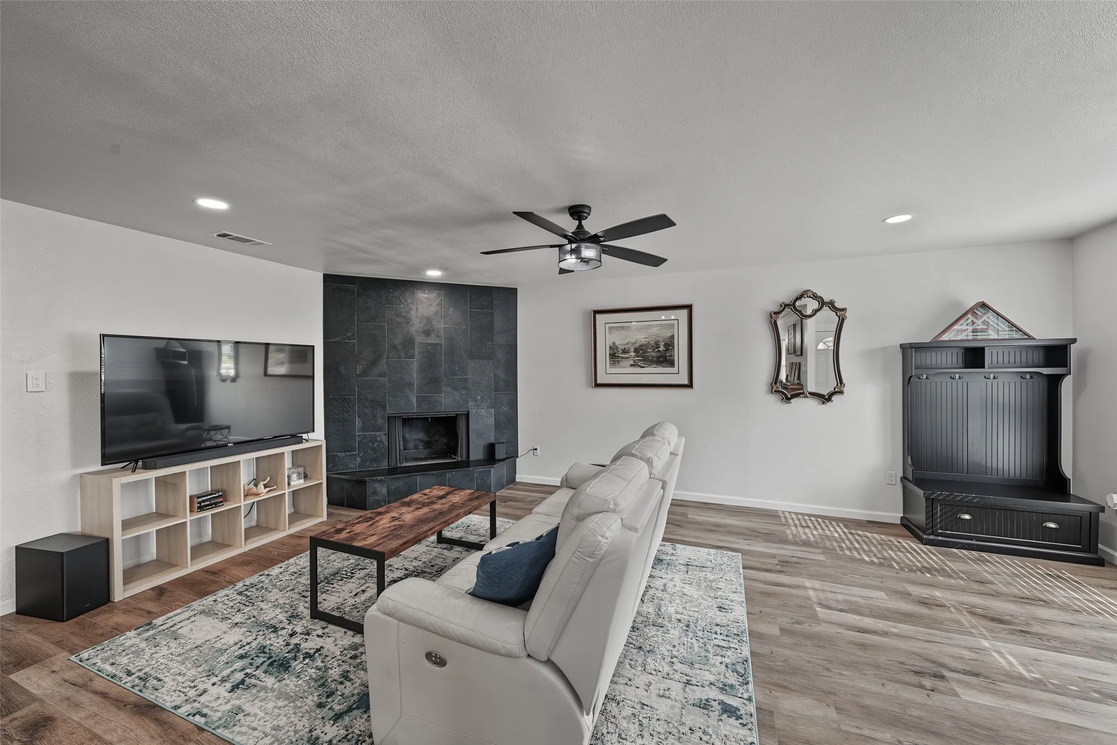 Single Family Residence For Sale in Tarrant County , 3101 Whisperwood Lane, Bedford, Texas 76021, 3 Bedroom, 2 Bathroom, 2 Garage spaces, 1,323 Sqft, built in 1979, mls#21392875, Real Estate Agent in Bedford, Homes For Sale in Tarrant county, Homes For Sale in Bedford, Realtor in Bedford Texas, Real Estate Brokerage Independent Realty Texas, Luminita Cordes Realtor