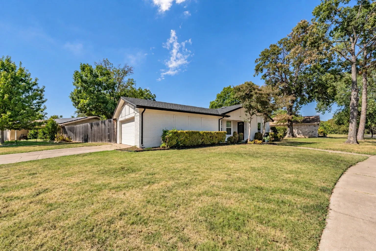Single Family Residence For Sale in Tarrant County , 3101 Whisperwood Lane, Bedford, Texas 76021, 3 Bedroom, 2 Bathroom, 2 Garage spaces, 1,323 Sqft, built in 1979, mls#21392875, Real Estate Agent in Bedford, Homes For Sale in Tarrant county, Homes For Sale in Bedford, Realtor in Bedford Texas, Real Estate Brokerage Independent Realty Texas, Luminita Cordes Realtor