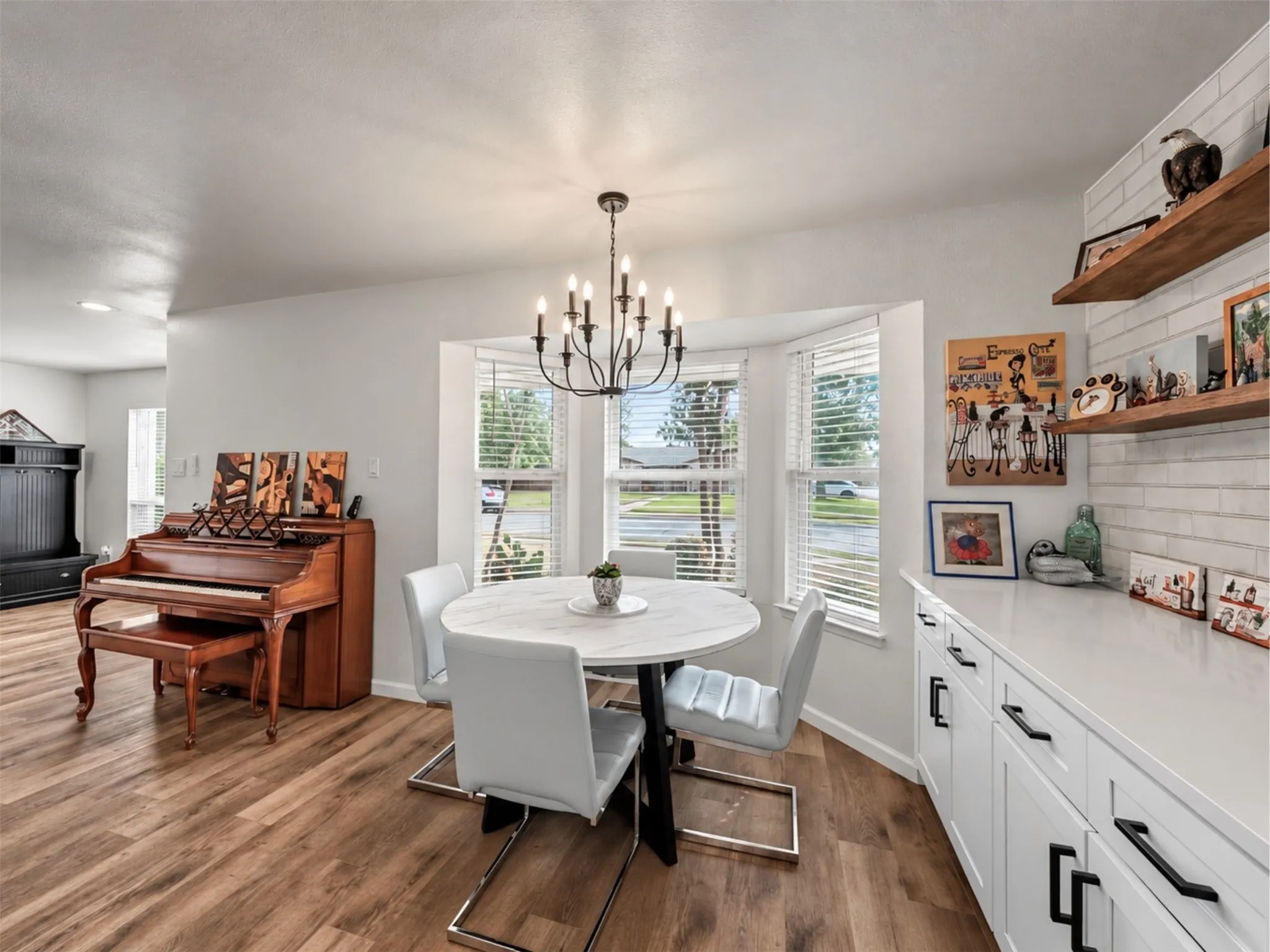Single Family Residence For Sale in Tarrant County , 3101 Whisperwood Lane, Bedford, Texas 76021, 3 Bedroom, 2 Bathroom, 2 Garage spaces, 1,323 Sqft, built in 1979, mls#21392875, Real Estate Agent in Bedford, Homes For Sale in Tarrant county, Homes For Sale in Bedford, Realtor in Bedford Texas, Real Estate Brokerage Independent Realty Texas, Luminita Cordes Realtor